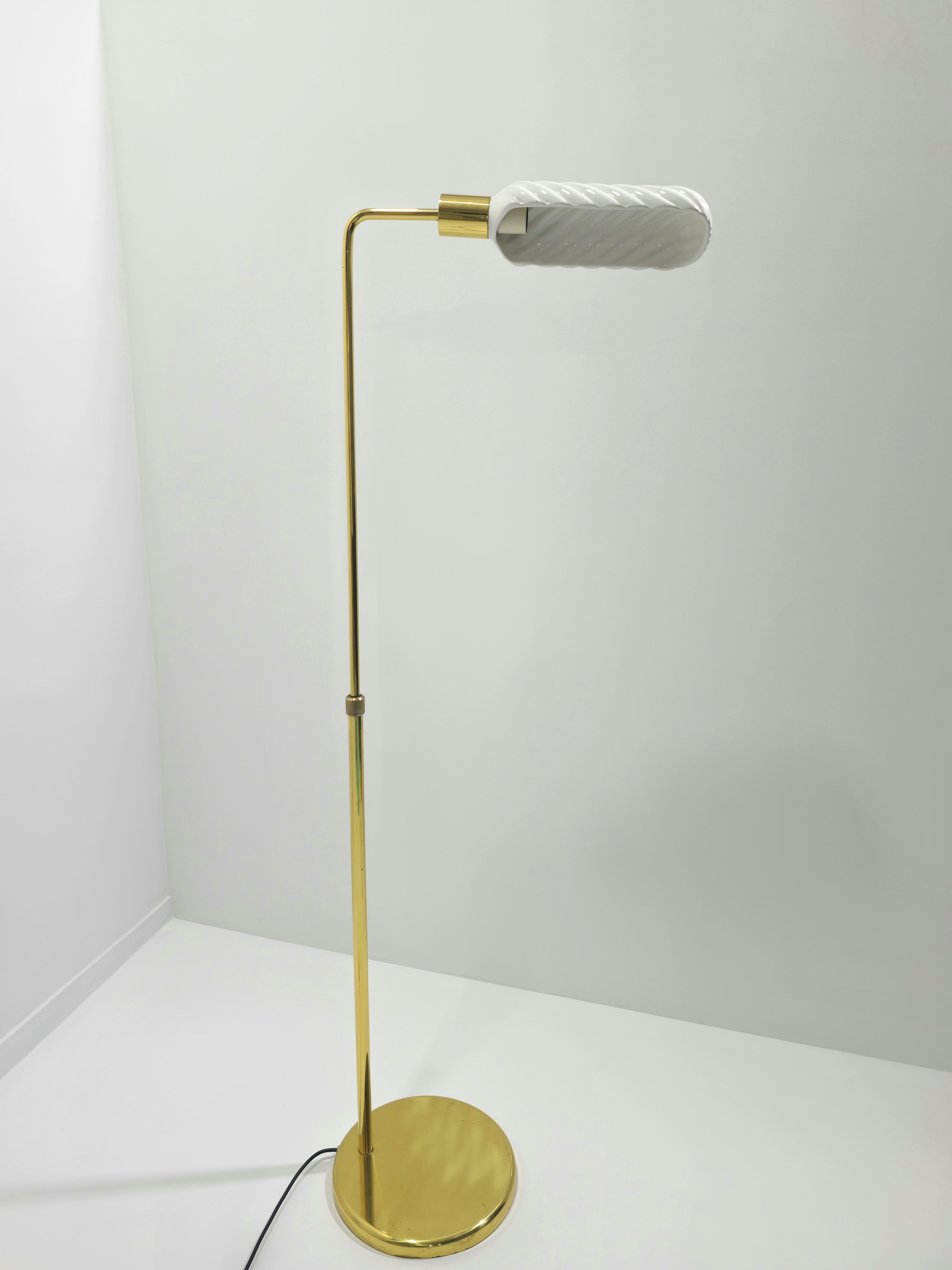 Lampadaire réglable Tommaso Barbi en laiton mi-siècle  Design/One 1970 en vente 4