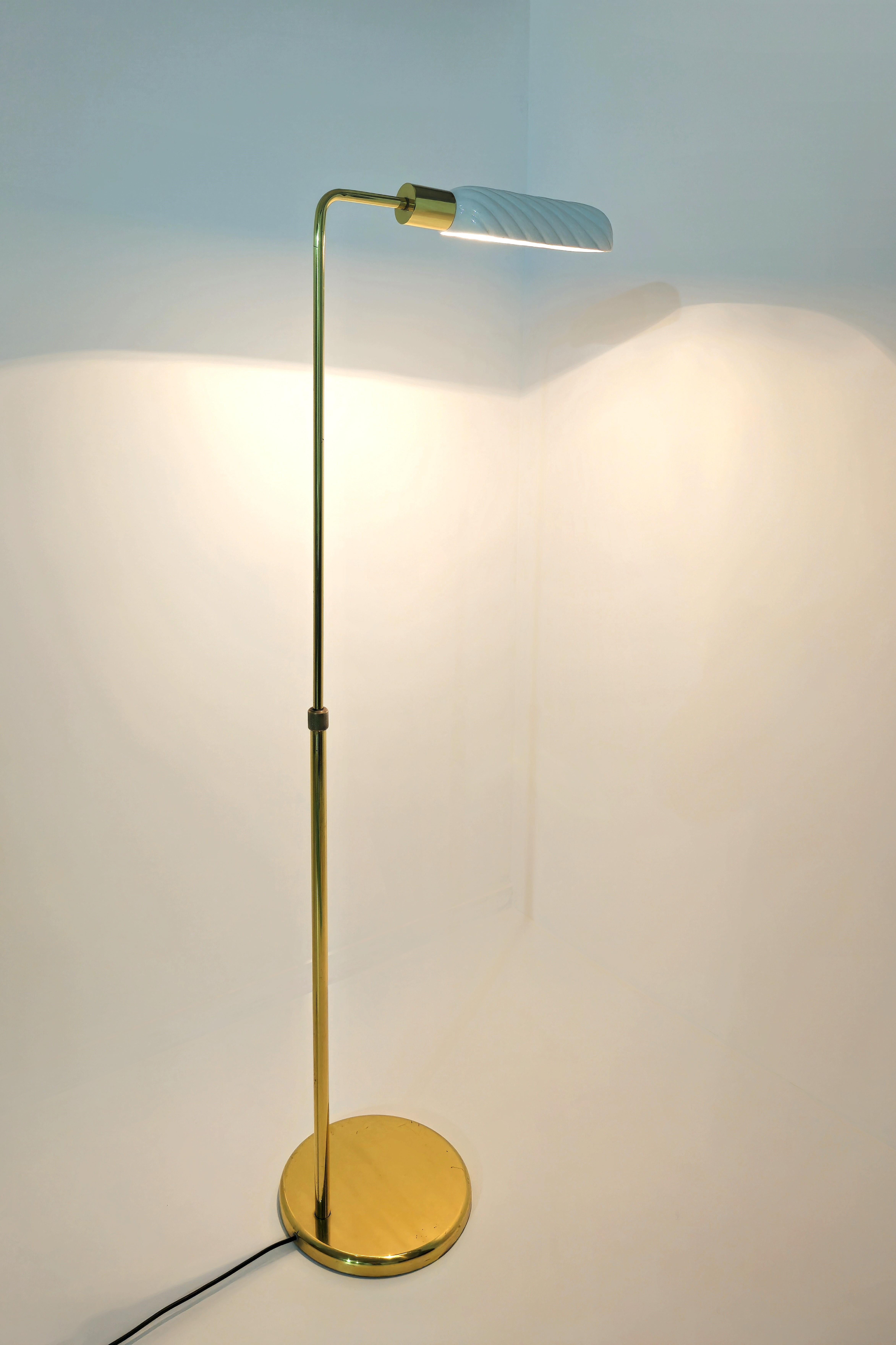 Lampadaire réglable Tommaso Barbi en laiton mi-siècle  Design/One 1970 en vente 6
