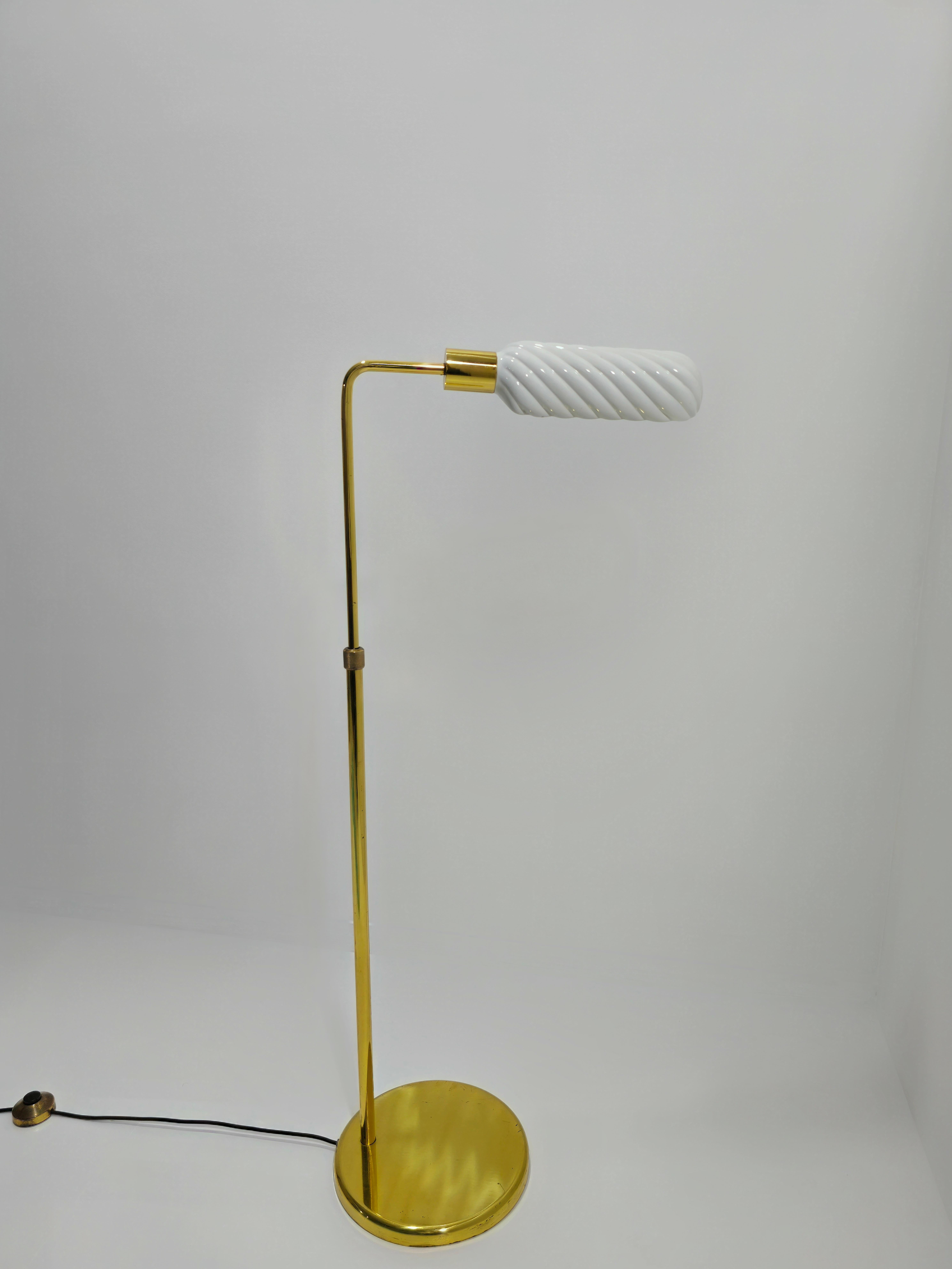 Lampadaire réglable Tommaso Barbi en laiton mi-siècle  Design/One 1970 en vente 7