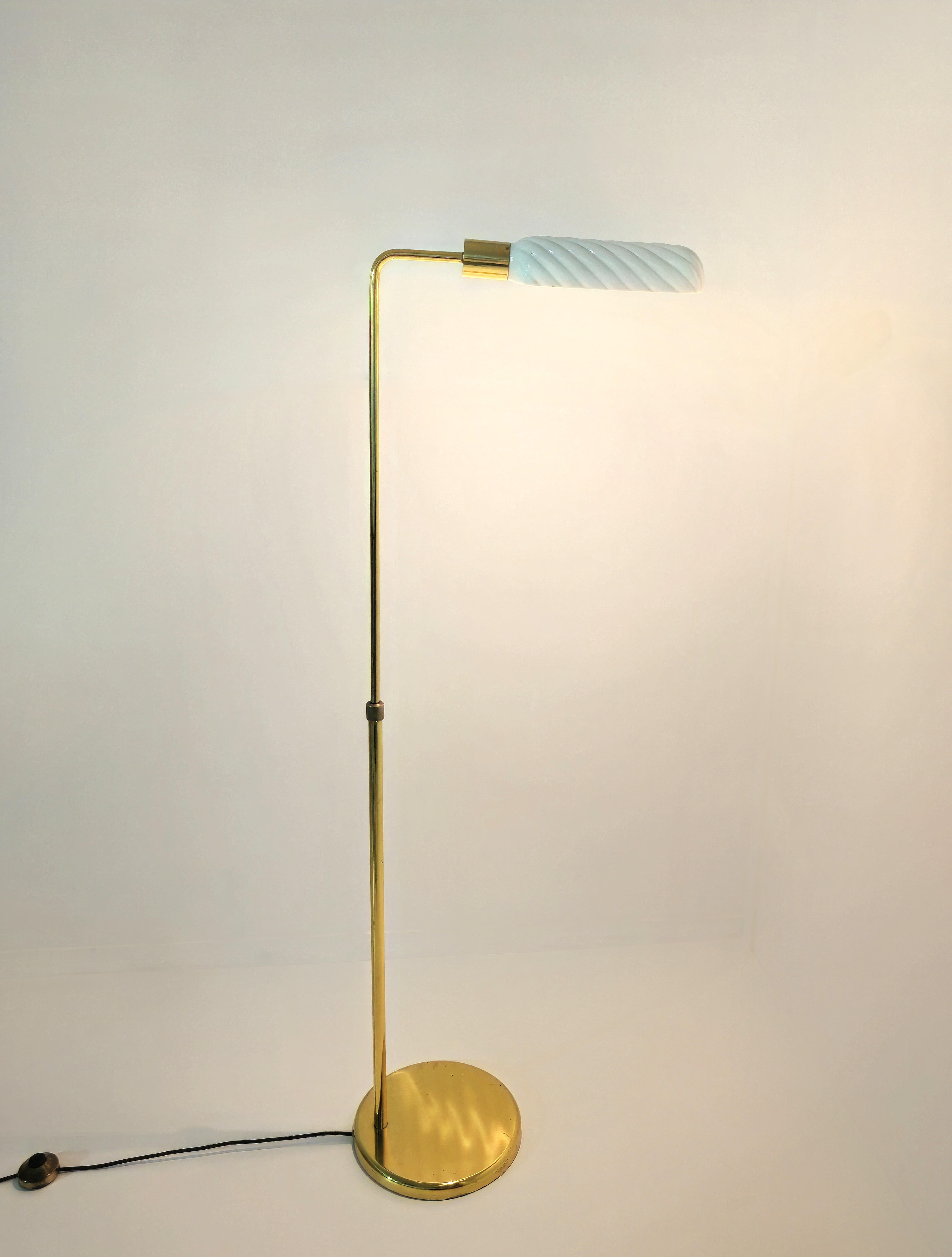 Mid-Century Modern Lampadaire réglable Tommaso Barbi en laiton mi-siècle  Design/One 1970 en vente