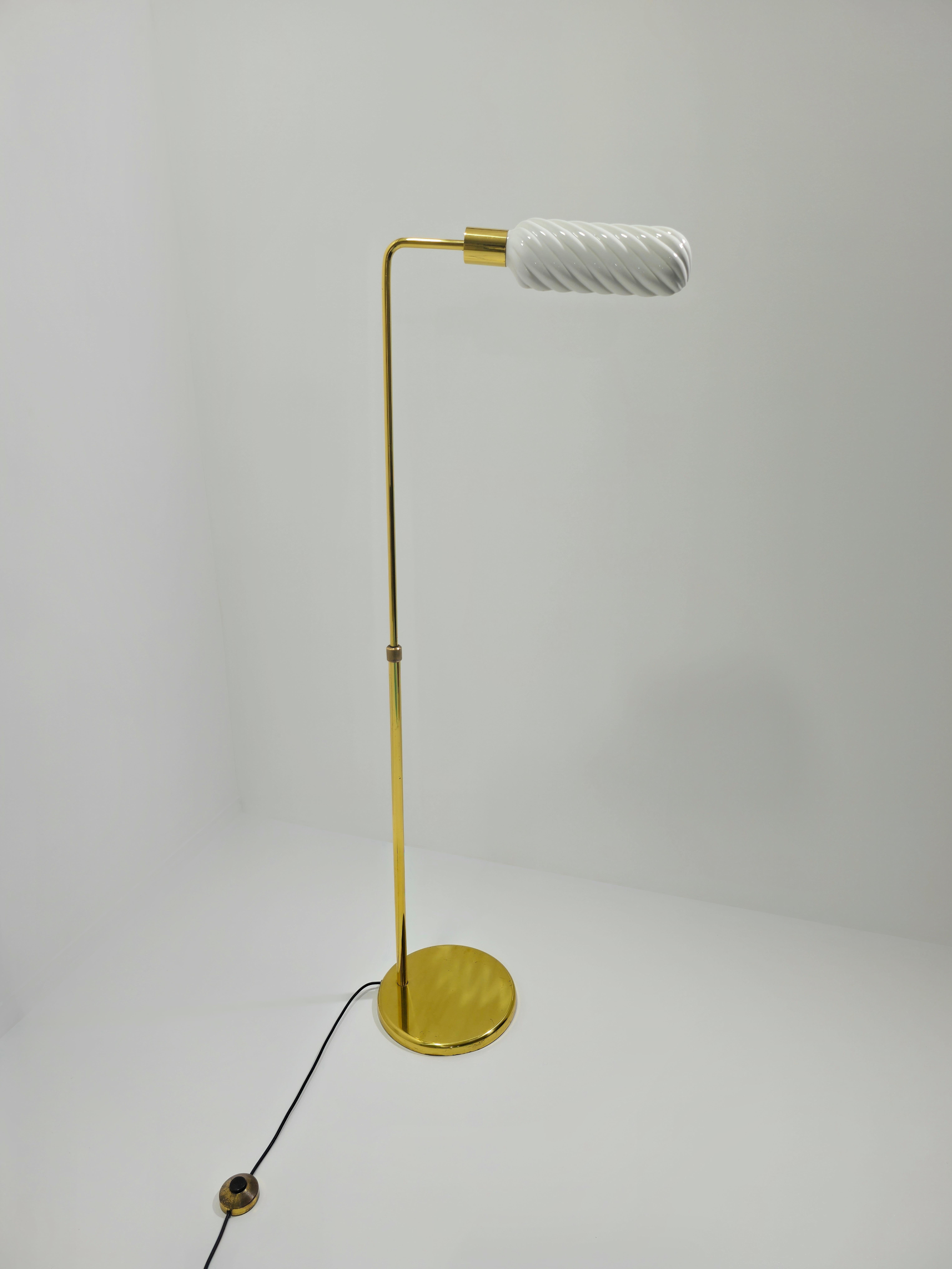 Lampadaire réglable Tommaso Barbi en laiton mi-siècle  Design/One 1970 en vente 1