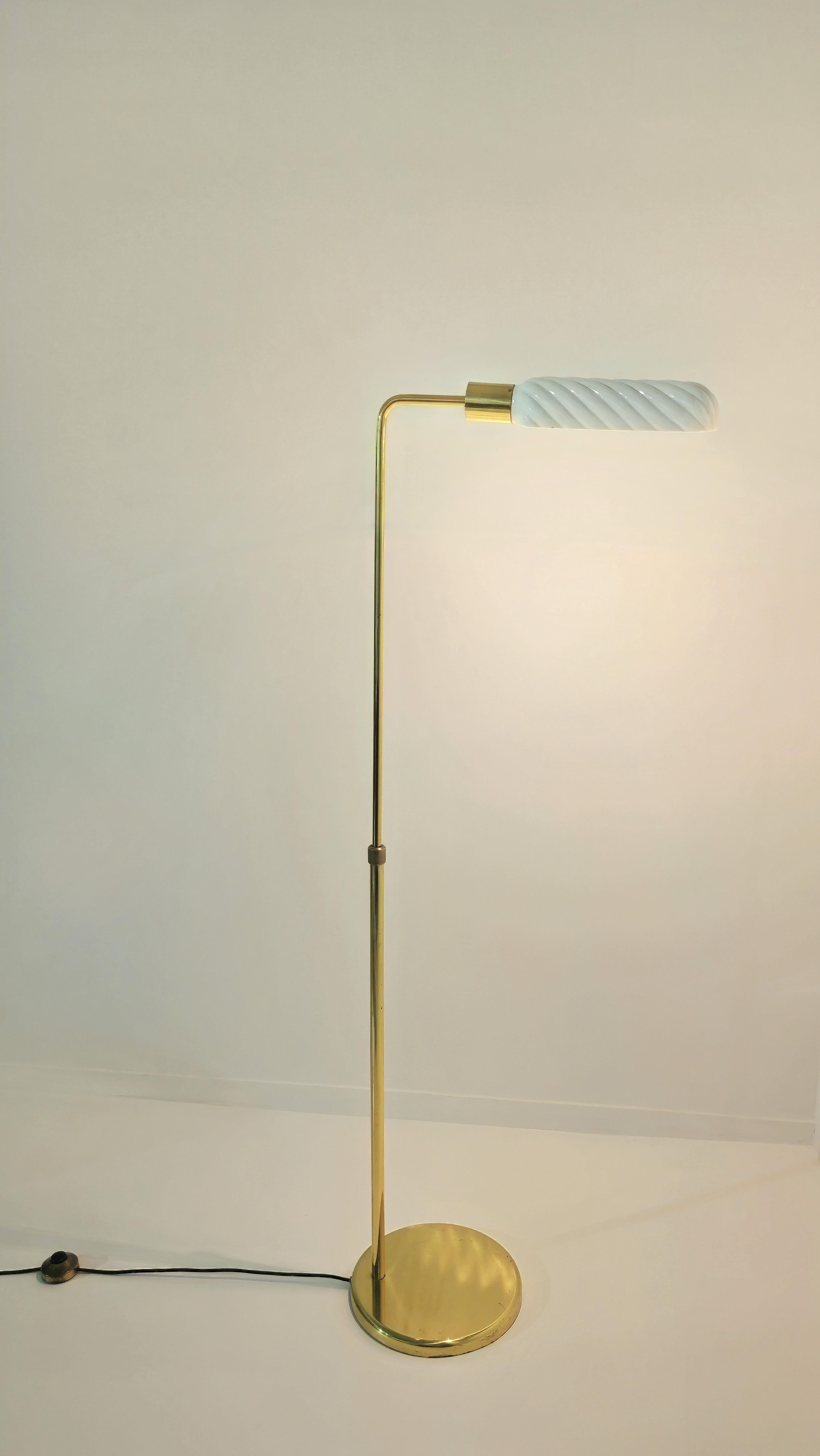Lampadaire réglable Tommaso Barbi en laiton mi-siècle  Design/One 1970 en vente 2