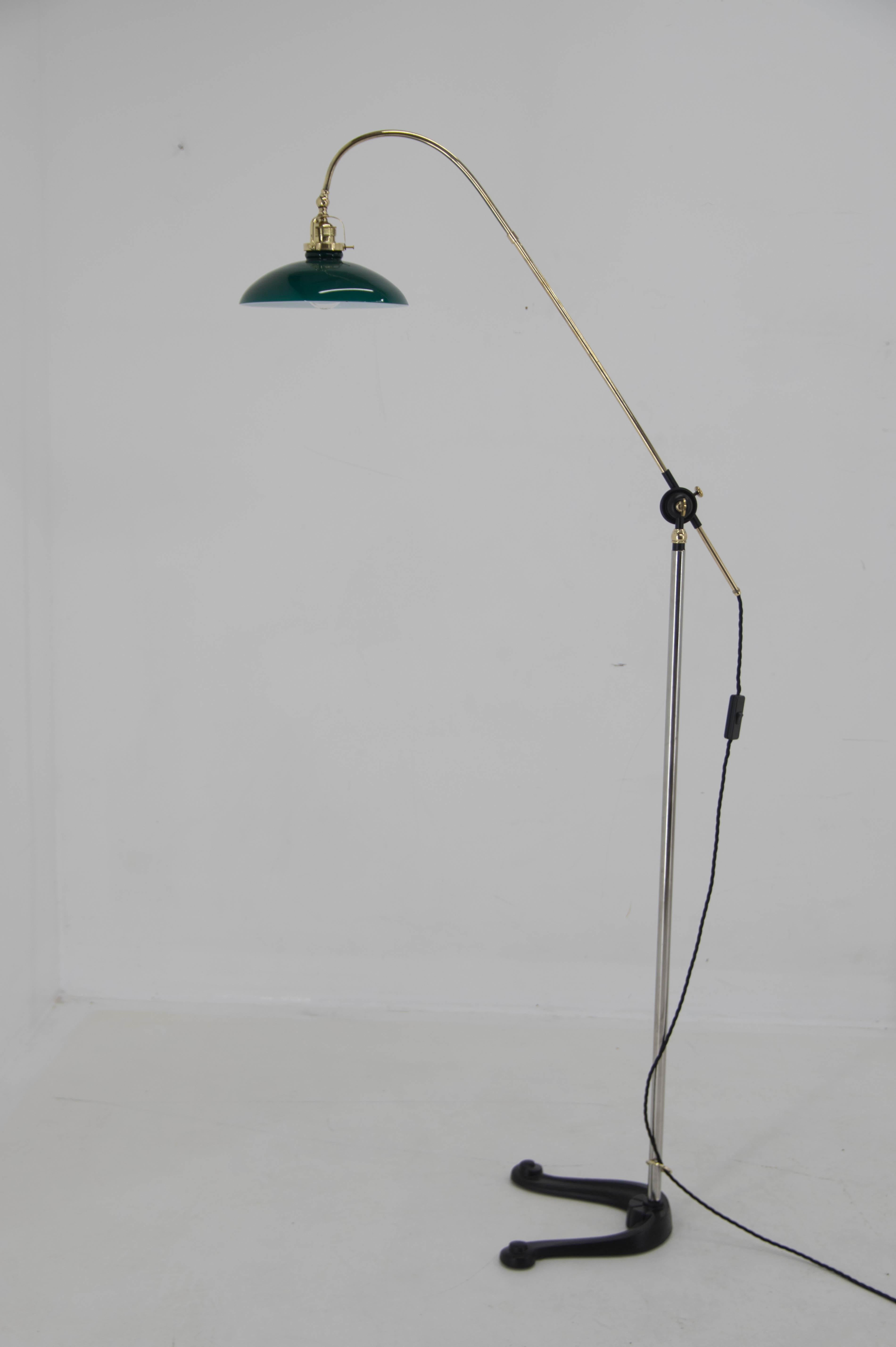 Art Deco floor lamp with adjustable arm and shade.
Made in Denmark in 1940s.
Completely restored, refinished, rewired.
1x40W, E25-E27 bulb
US plug adapter included.