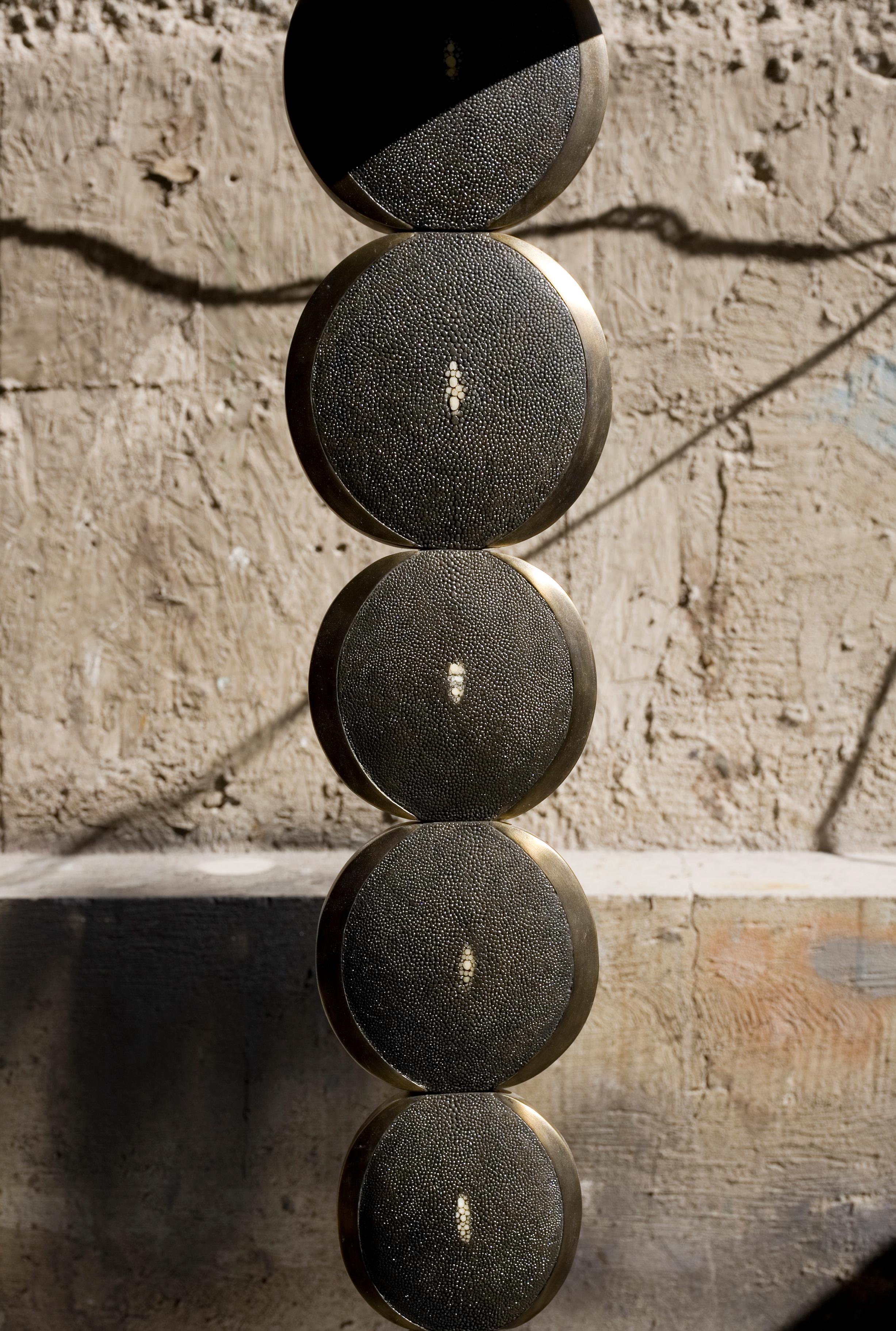 Verstellbare Stehlampe in schwarzem Chagrin und Bronze-Patina aus Messing von R&Y Augousti (Art déco) im Angebot