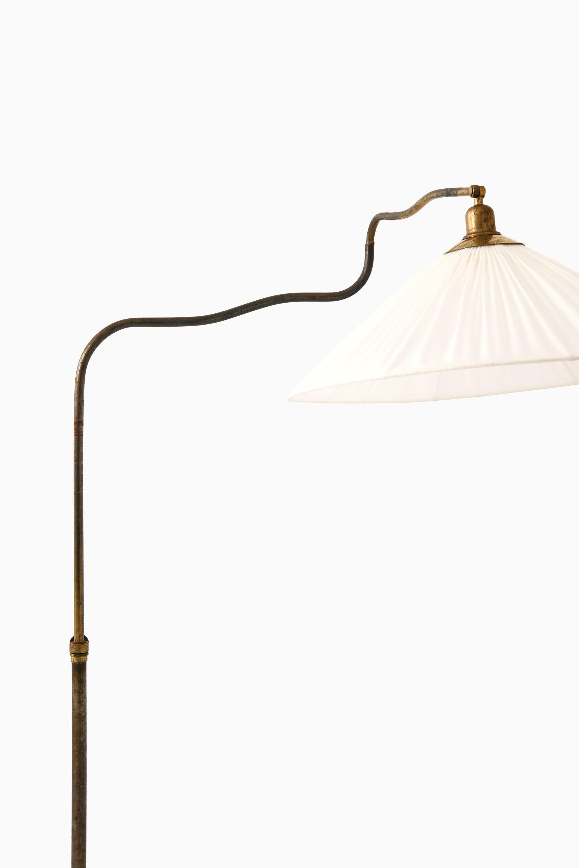 Lampadaire réglable en laiton, années 1940

Informations supplémentaires :
Matériau : Laiton
Style : Milieu du siècle, Scandinave
Produit en Suède
Dimensions (L x P x H) : 60 x 130 x 167 cm