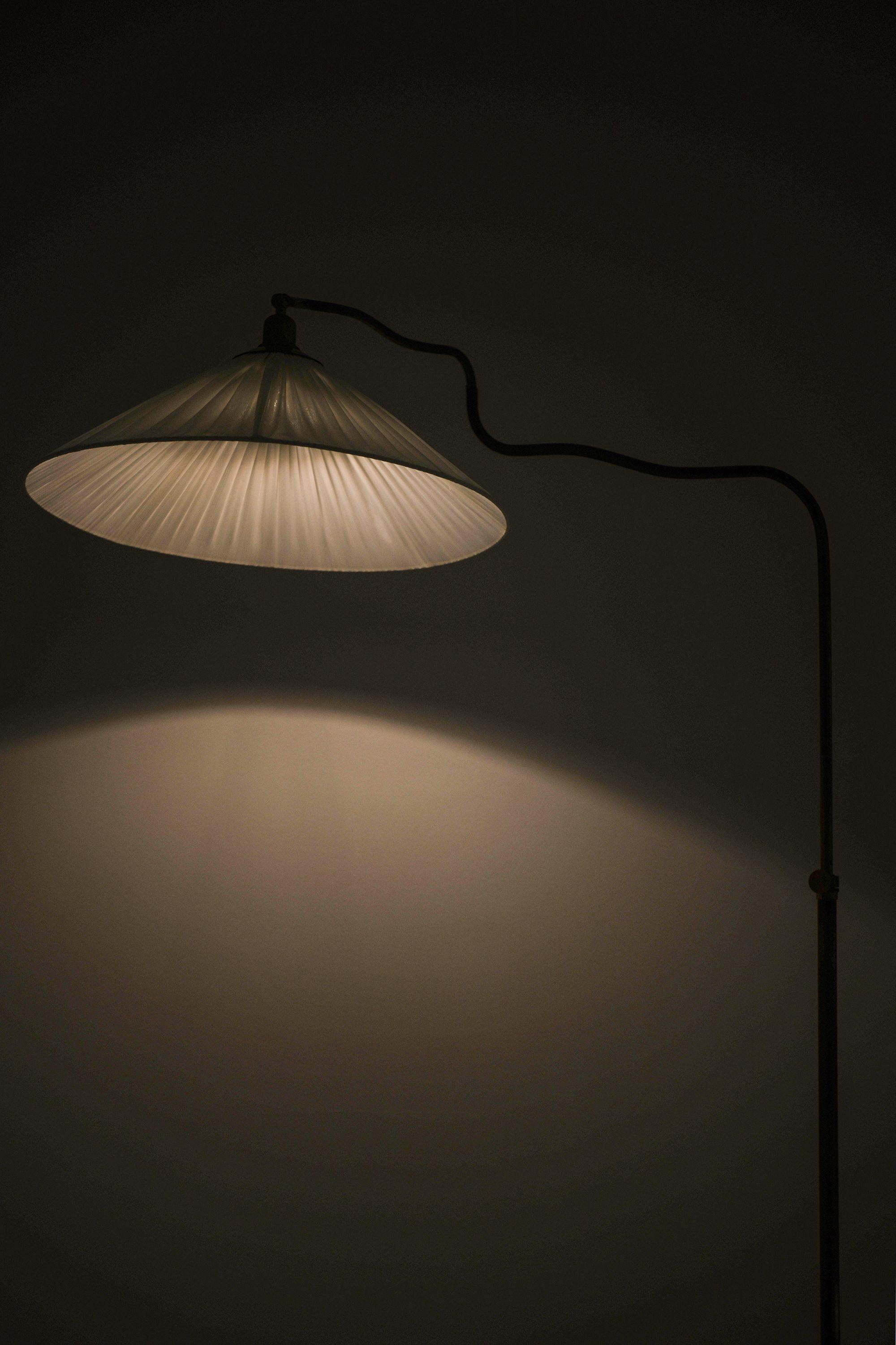 Mid-Century Modern Lampadaire réglable en laiton, années 1940 en vente