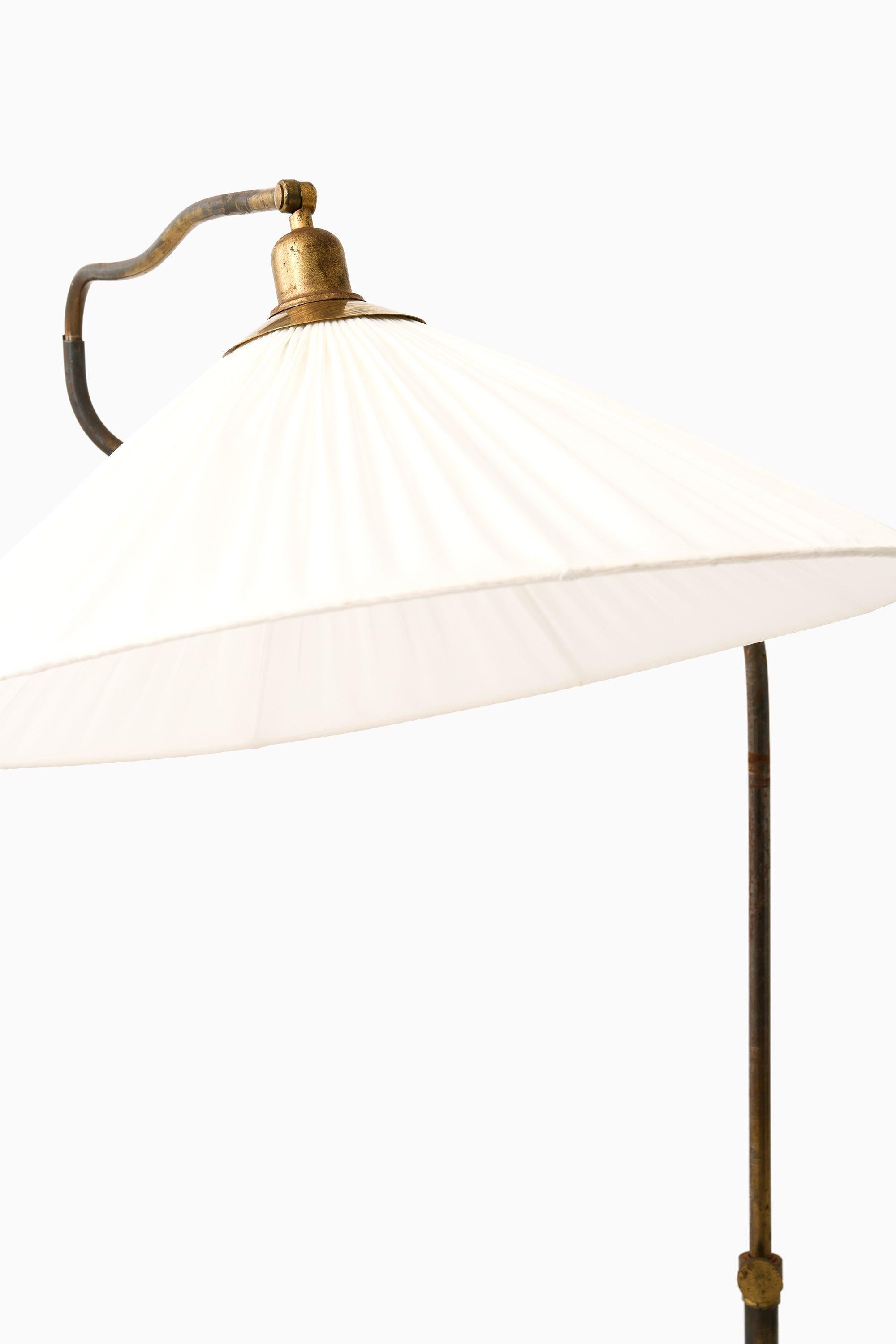 Suédois Lampadaire réglable en laiton, années 1940 en vente
