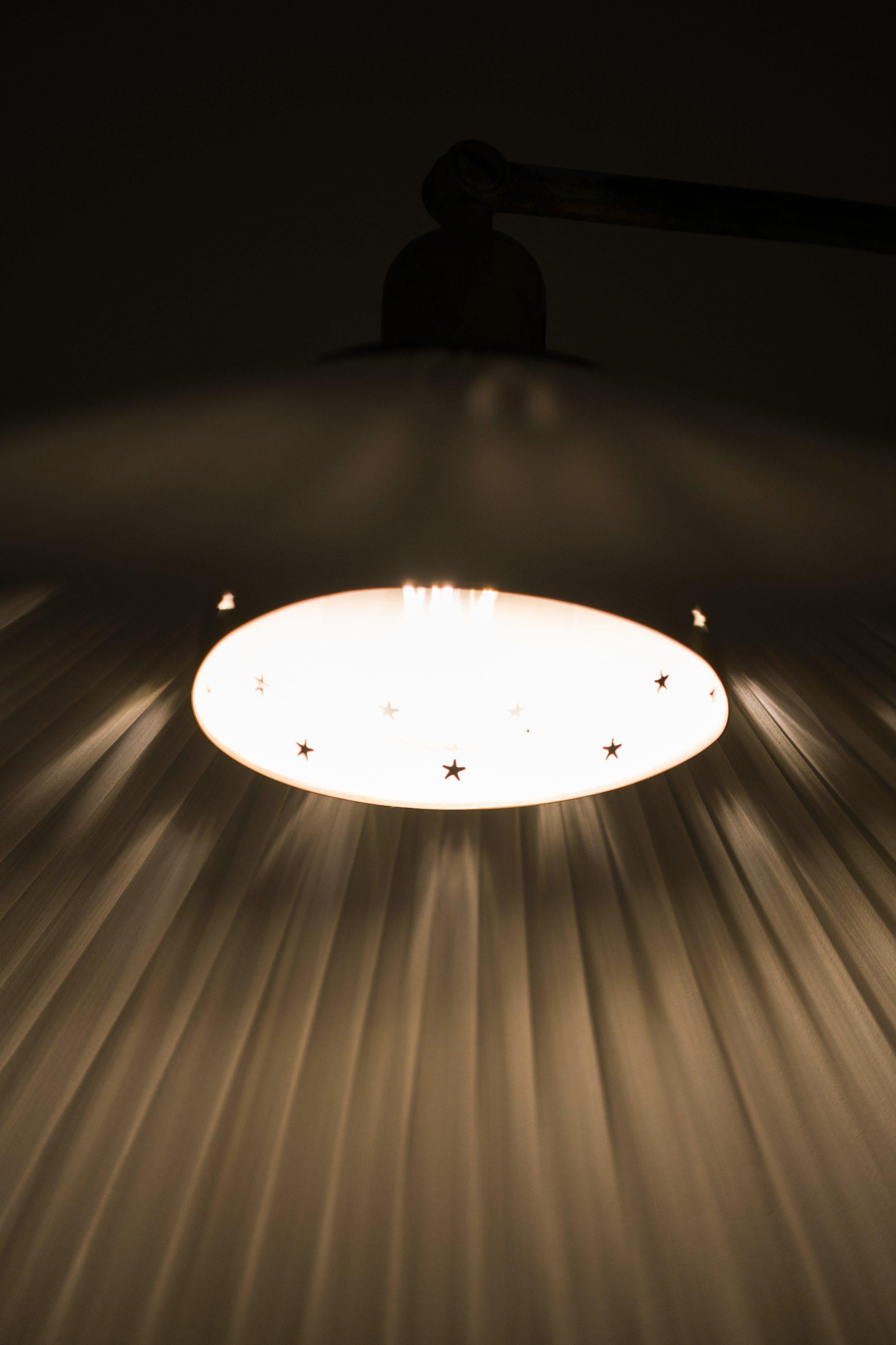 Laiton Lampadaire réglable en laiton, années 1940 en vente