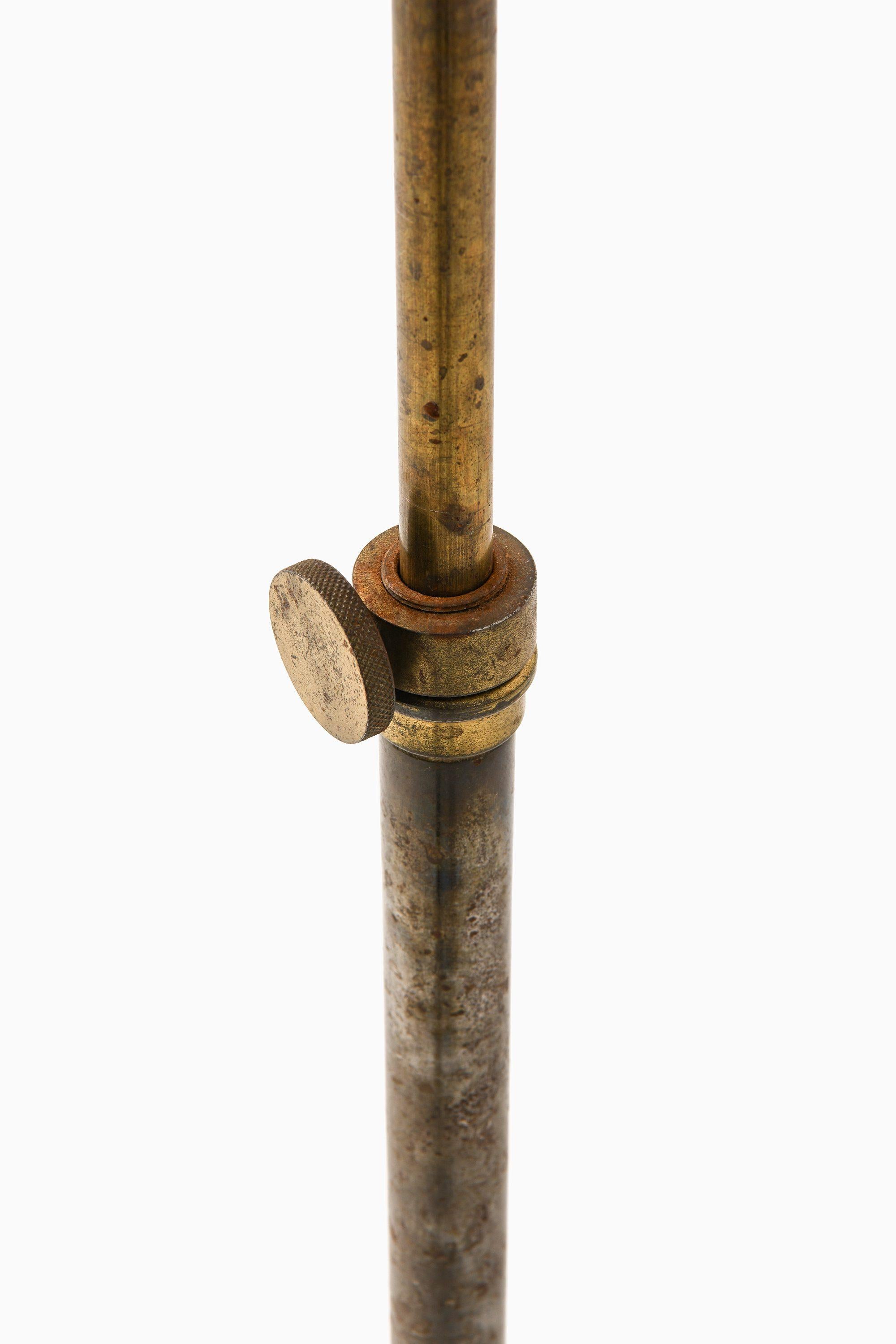 Lampadaire réglable en laiton, années 1940 en vente 1