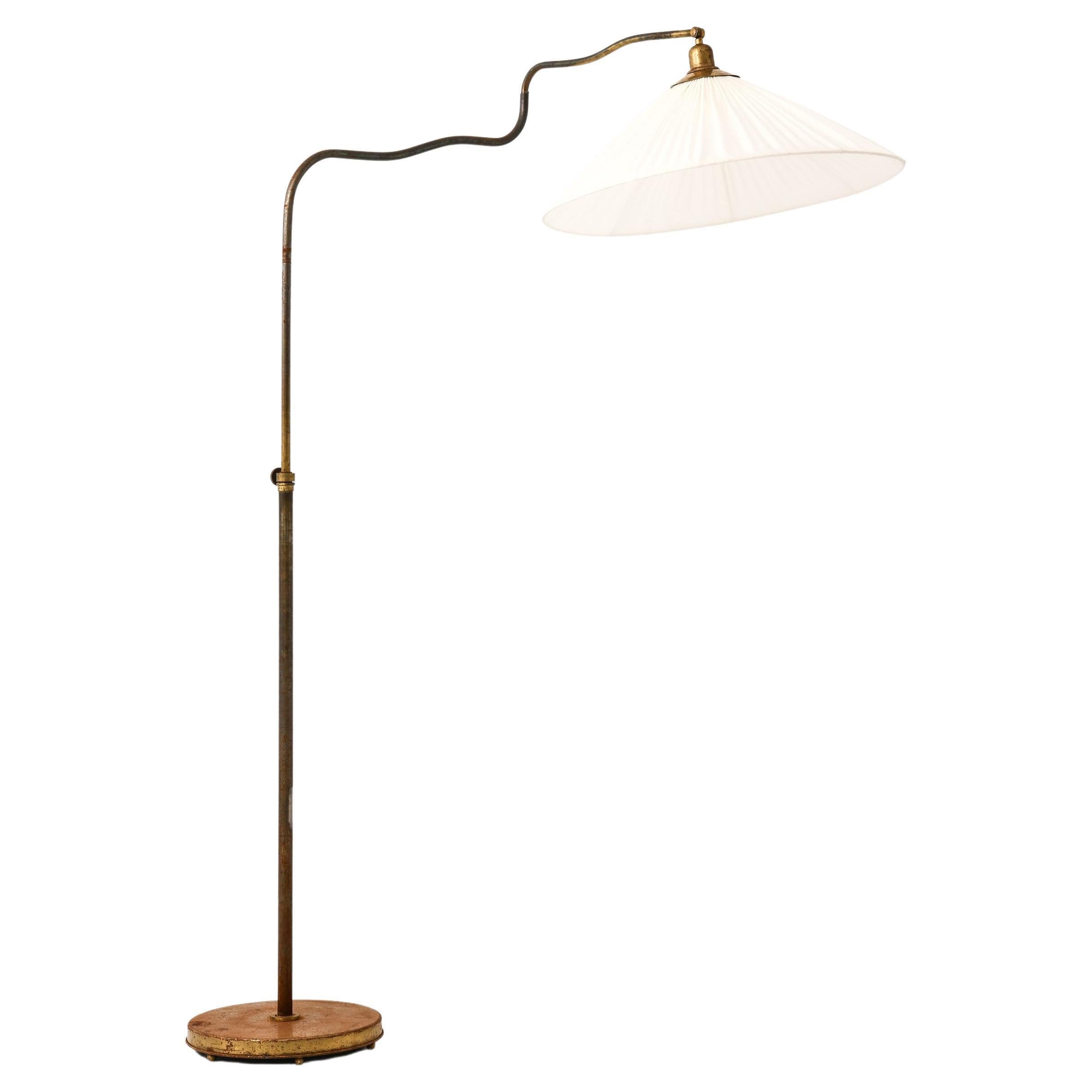 Lampadaire réglable en laiton, années 1940 en vente