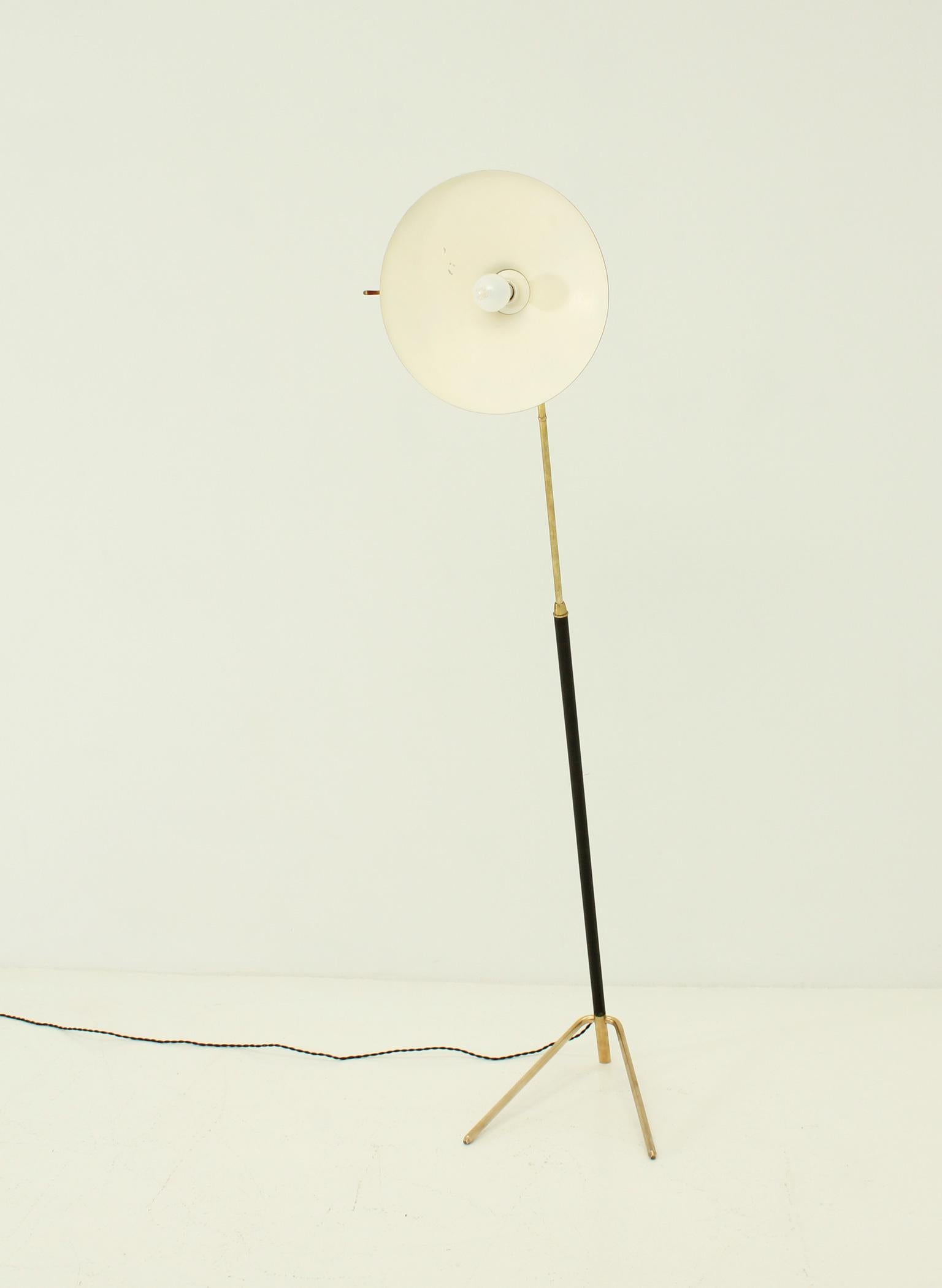 Adjustable Floor Lamp in Brass and Leather, Italy, 1950's For Sale 5
