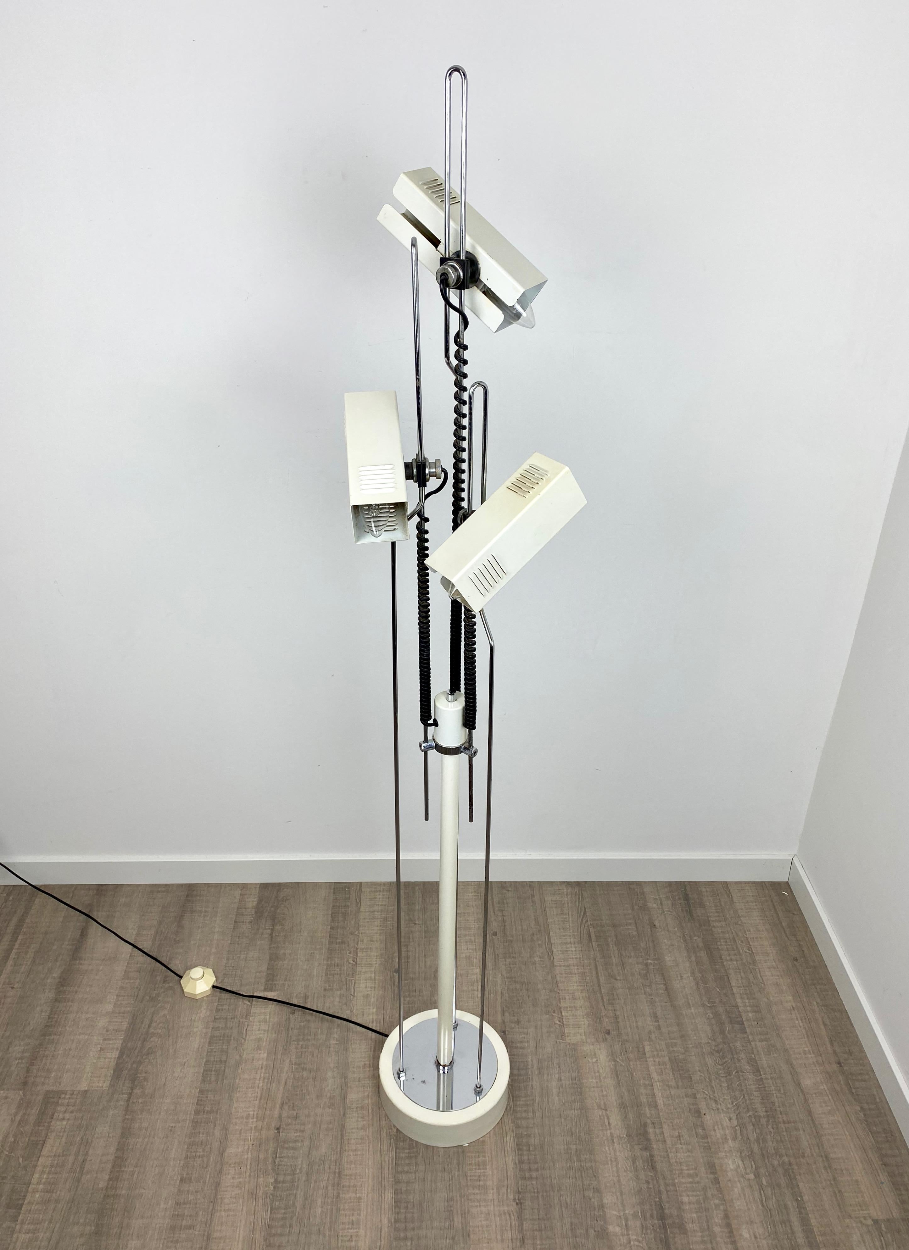 Floor lamp in the style of the Italian designer Joe Colombo. The piece features three different lights, adjustable in length and direction. Made in Italy, circa 1970.