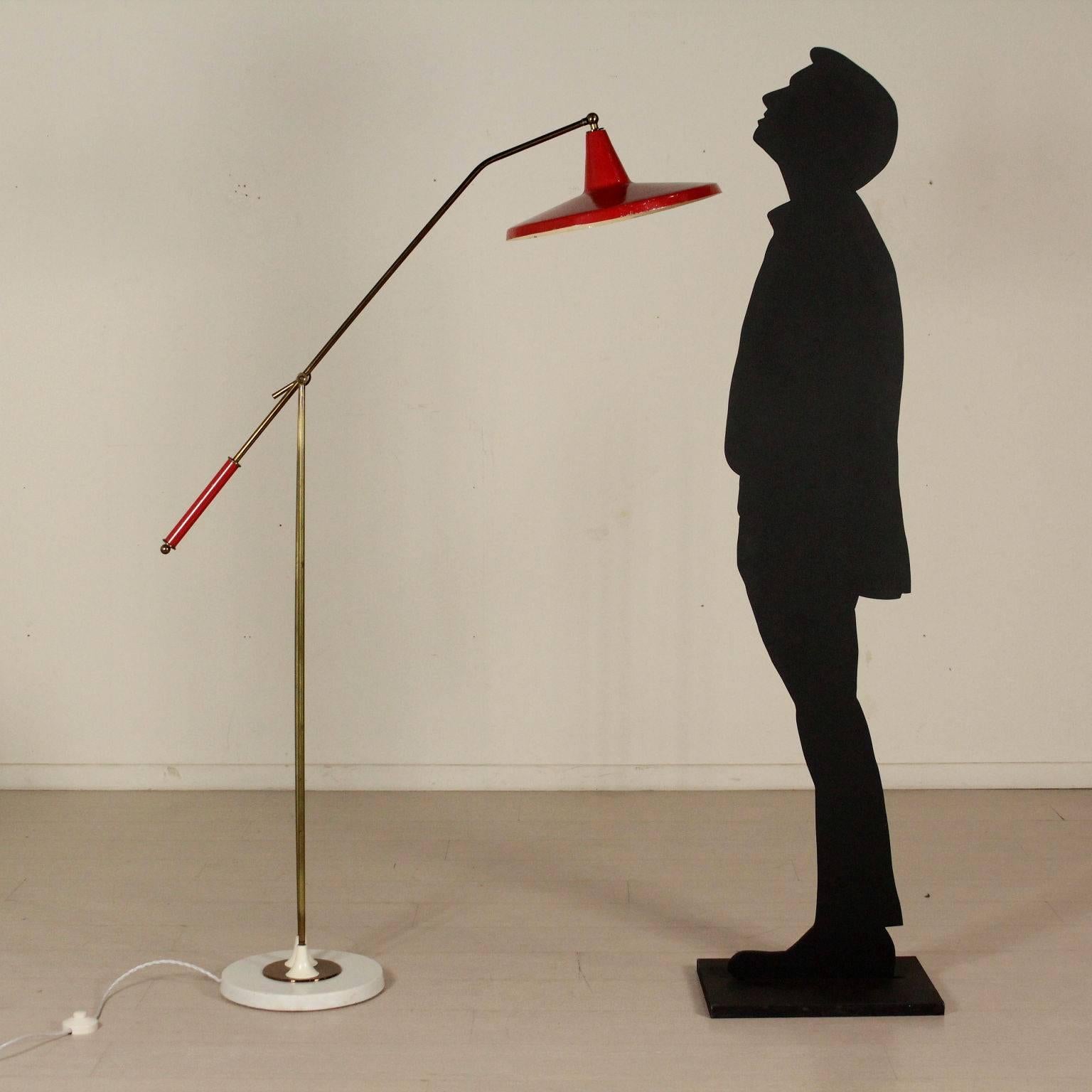 An adjustable floor lamp, marble, brass and lacquered aluminium diffusor. Manufactured in Italy, 1950s-1960s.