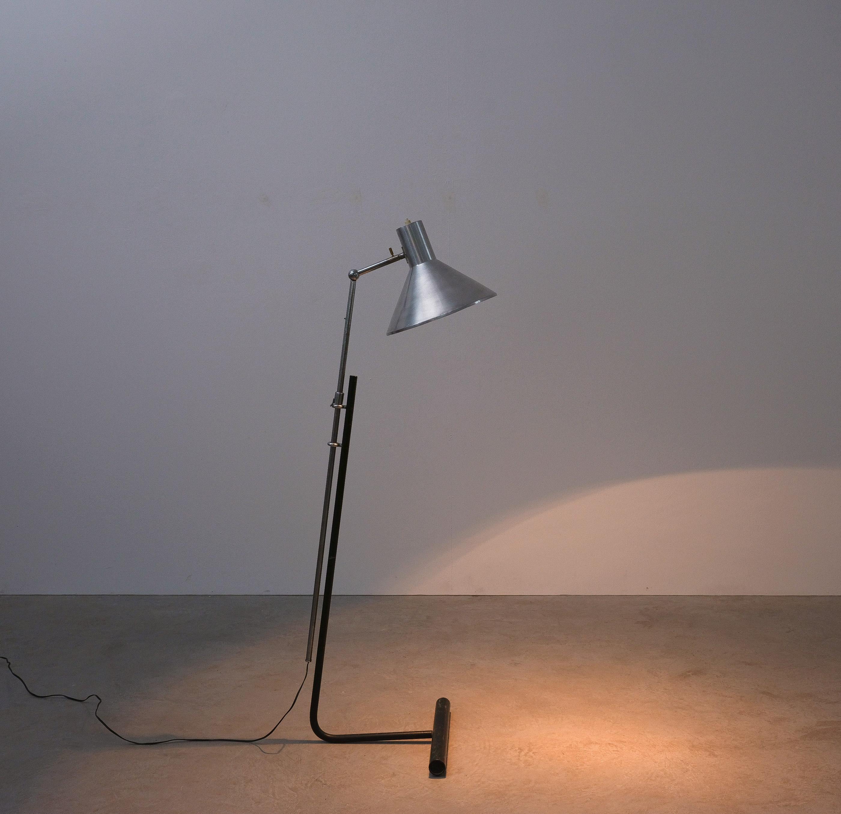 Gino Sarfatti Floor Lamp , model 1045 for Arteluce , Italy designed 1948

Designed in 1948 this example probably dates from the 1950's and shows the rawest version of this famous articulate floor light with aluminum shade and blackened, nickeled