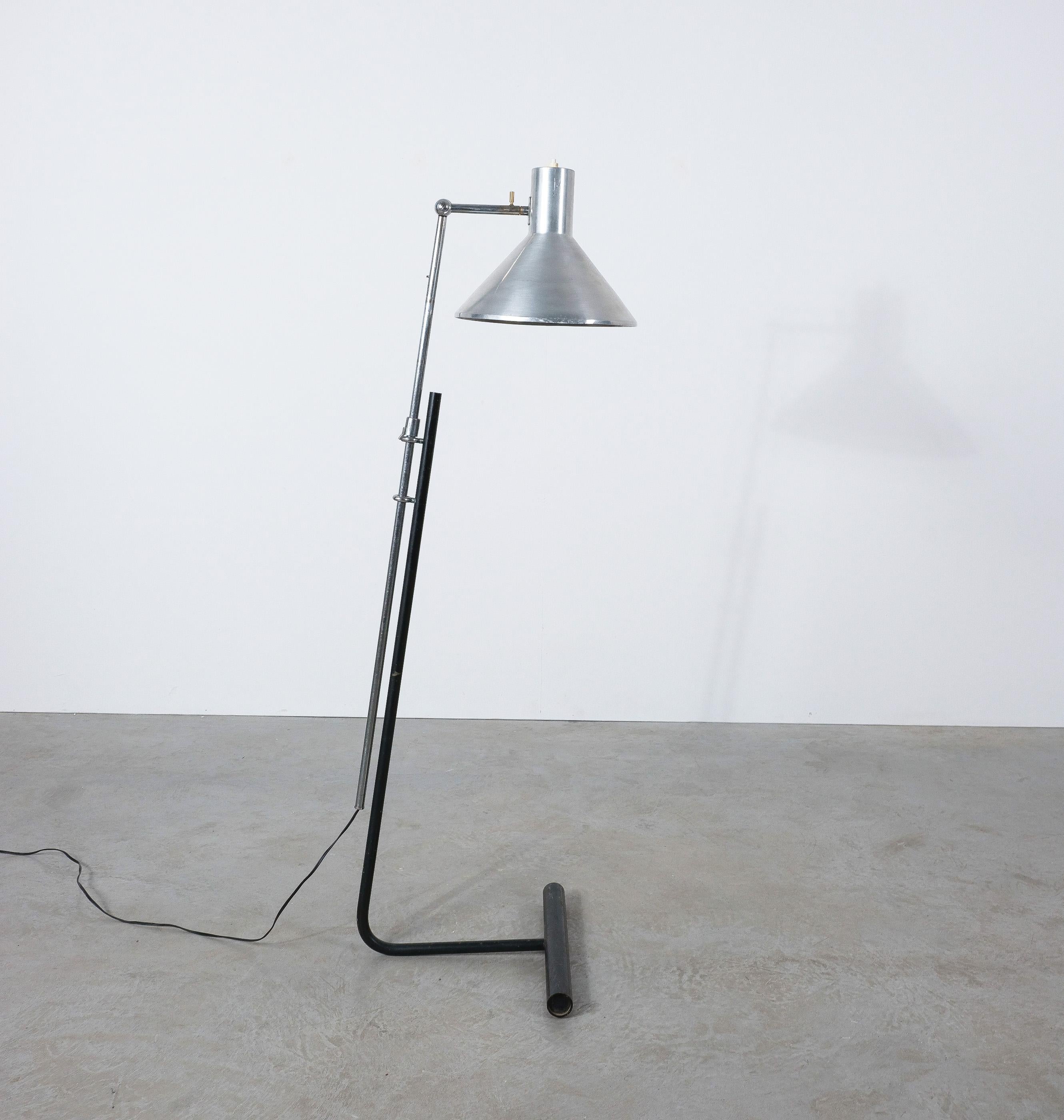 Metal Adjustable Floor Lamp Mod. 1045 by Gino Sarfatti, Arteluce, Italy, 1948 For Sale