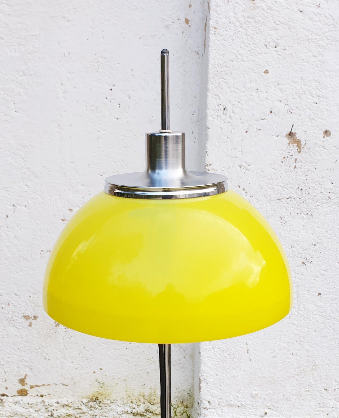 Rare and superb Mid Century Floor Lamp, model Faro, designed by Harvey Guzzini and produced in Italy by IGuzzini, between 1970 and 1976.
Adjustable height living room lamp on a chrome plated base with an yellow perspex shade.

It takes two bulb