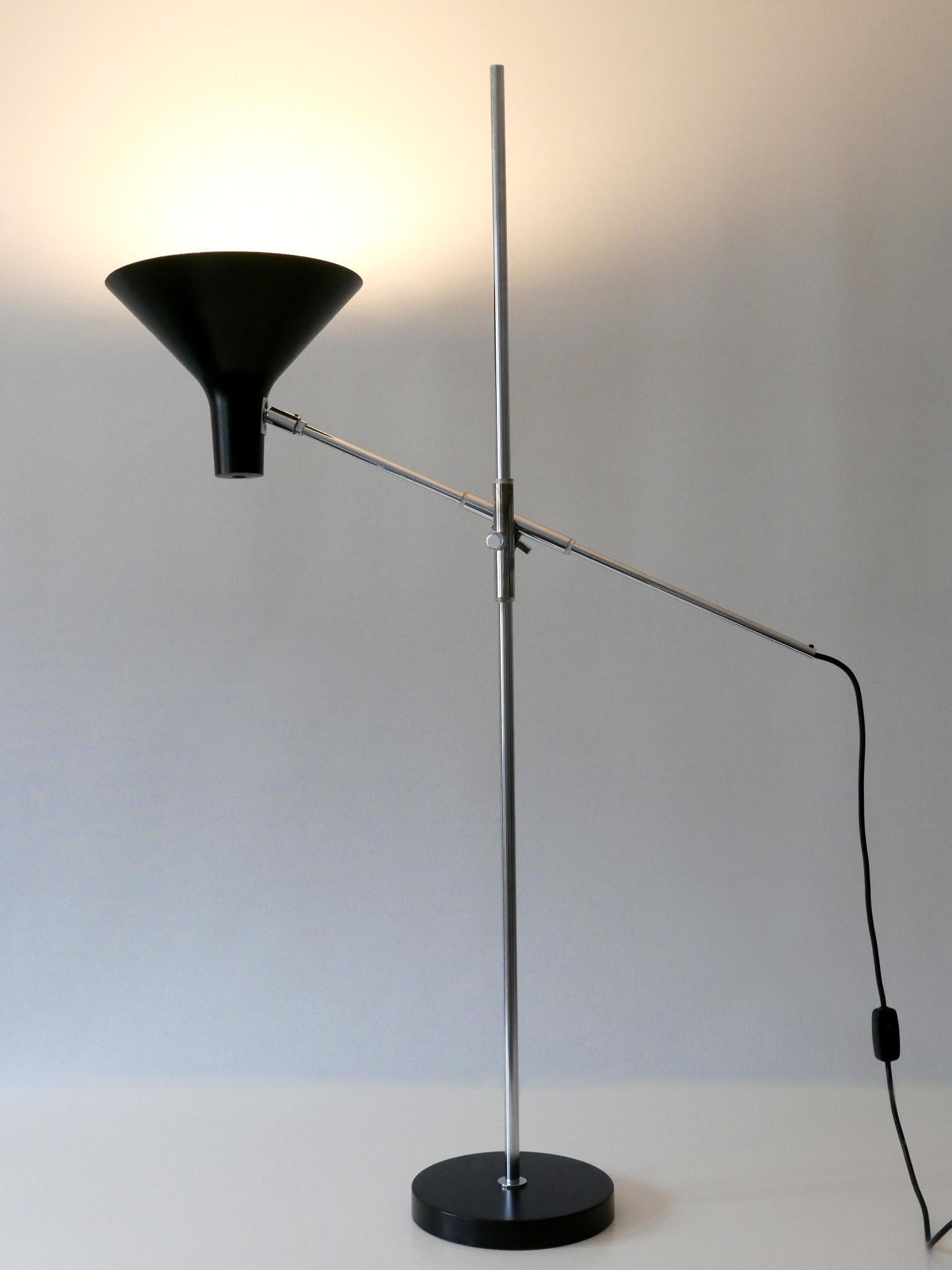 Rare & elegant Mid-Century Modern adjustable floor lamp or reading light Nr 8180. Designed by Karl-Heinz Kinsky, 1962. Manufactured by Gebrüder Cosack, Neheim-Hüsten, Germany, 1960s.

Executed in partly black enameled aluminium sheet and