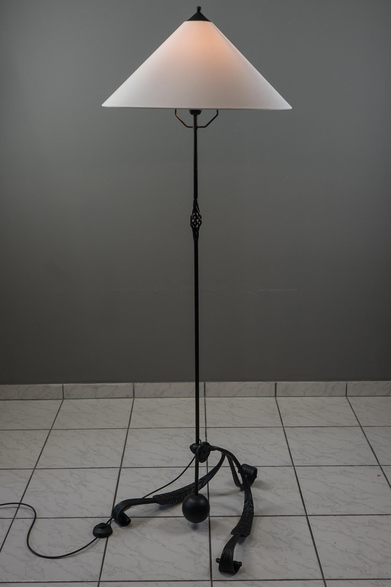 Verstellbare Stehlampe Wien um 1960er Jahre Schmiedeeisen 'Painted' im Angebot 9