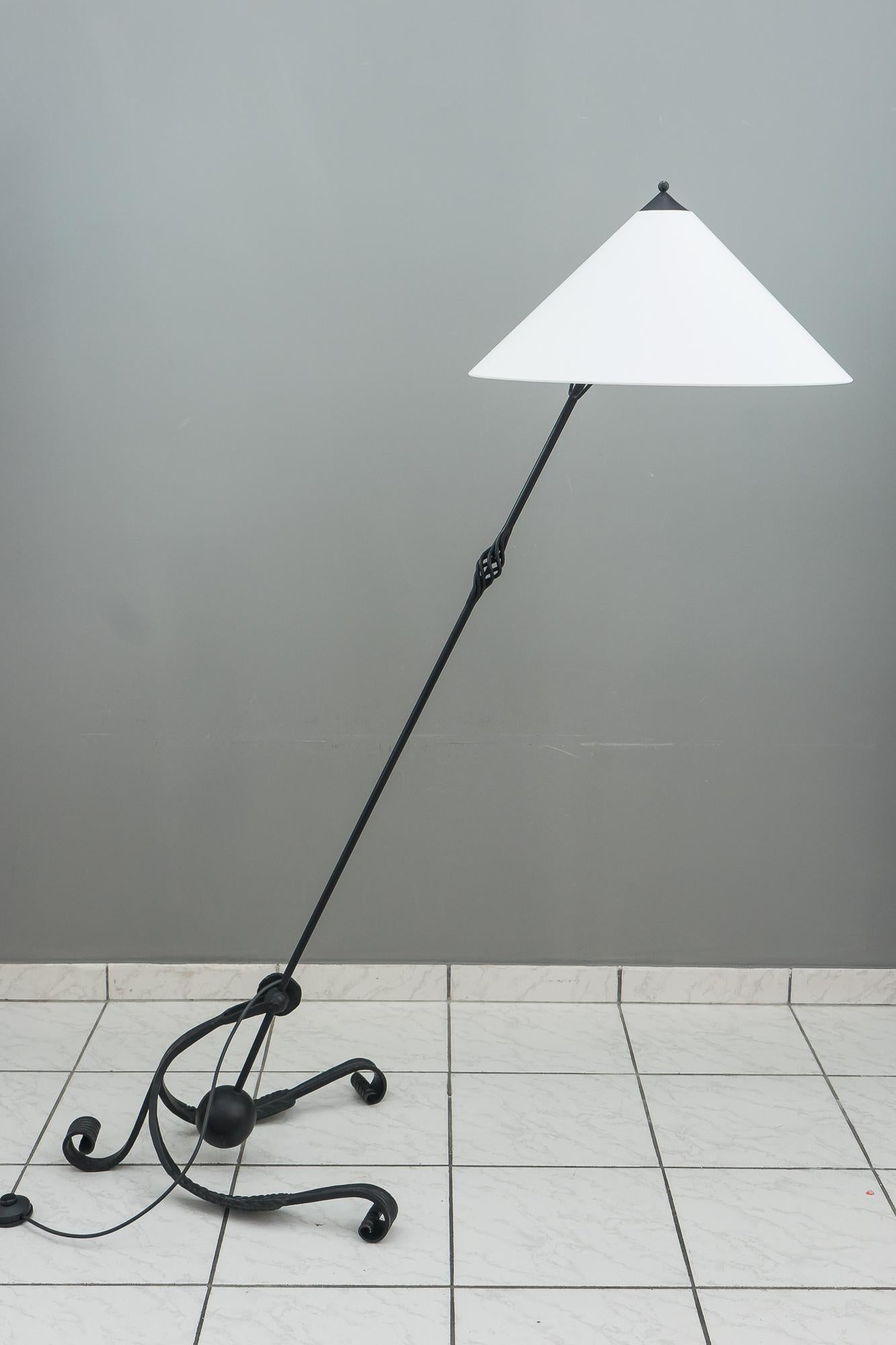 Lámpara de pie regulable Viena, hacia 1960 (Hierro forjado) (pintada)
Se sustituye la pantalla (nueva)
Estado original
Lámpara de pie pesada
Medidas: Profundidad normal 54cm
La profundidad se inclina 143 cm
Se puede inclinar hacia delante o