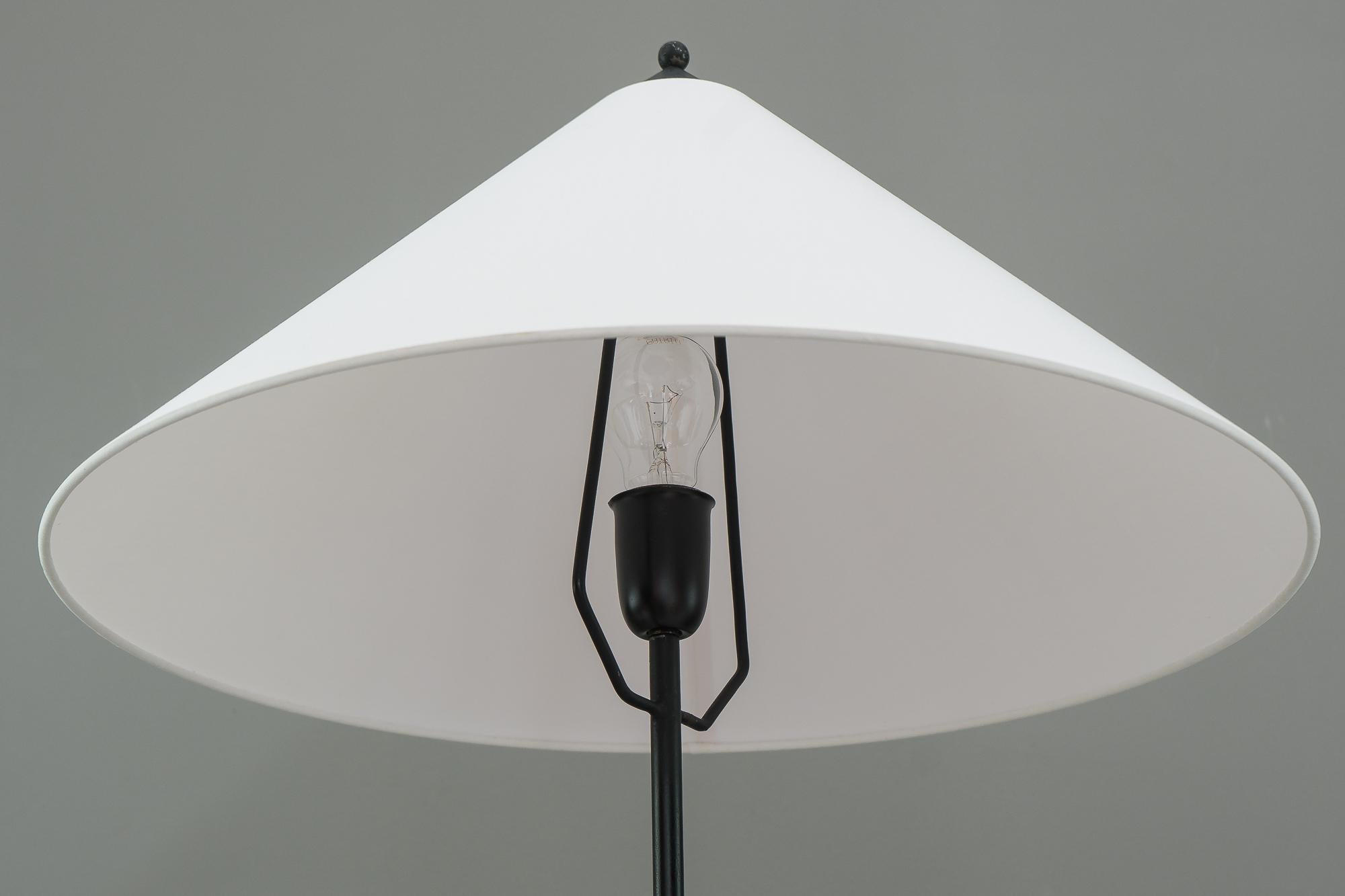 Verstellbare Stehlampe Wien um 1960er Jahre Schmiedeeisen 'Painted' (Österreichisch) im Angebot