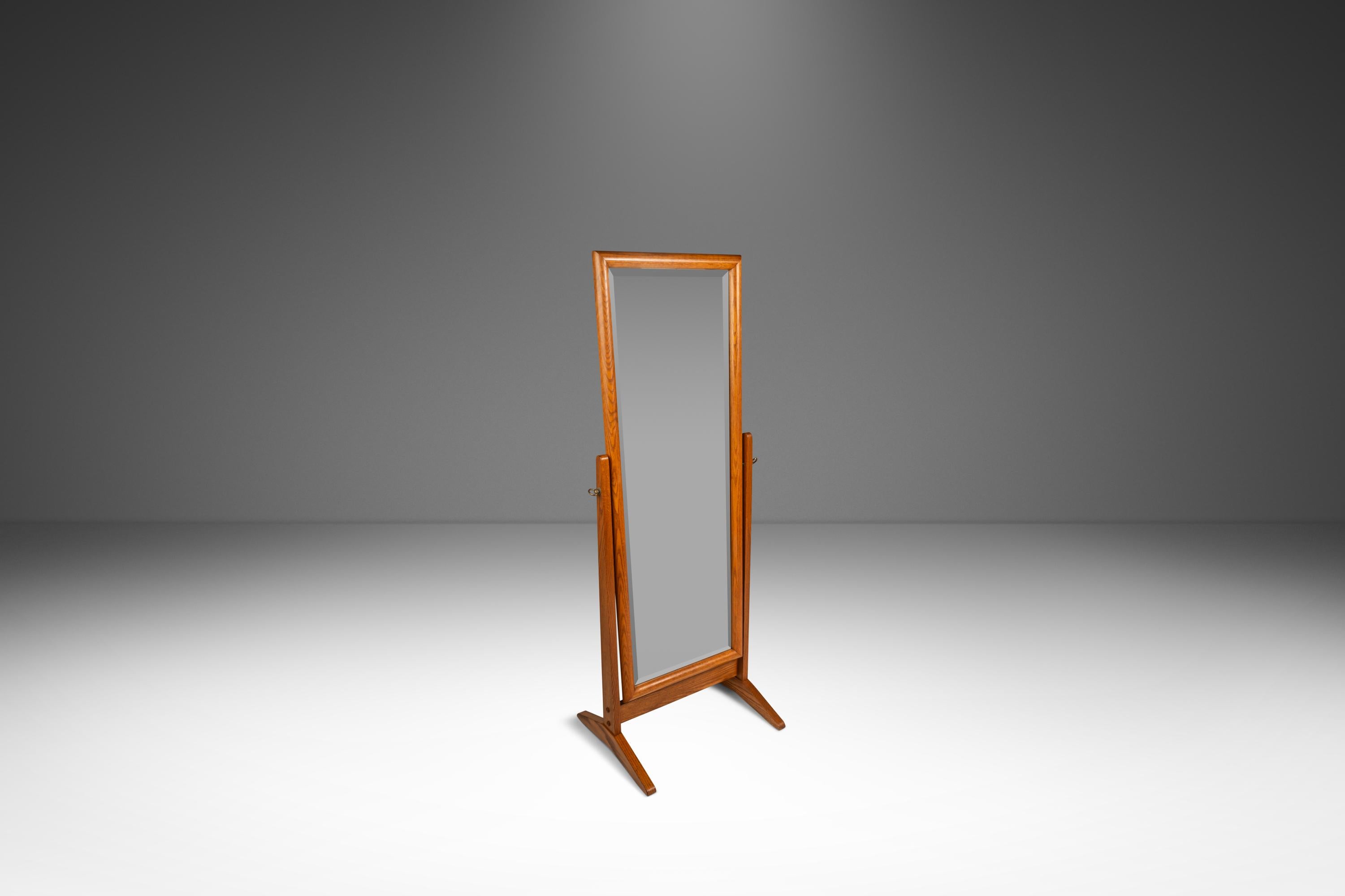 Cet élégant miroir de sol en chêne du milieu du siècle, inspiré par l'éthique du design de Pedersen et Hansen, incarne la simplicité raffinée de l'artisanat scandinave des années 1960. Fabriqué en chêne massif, le miroir présente une finition chaude