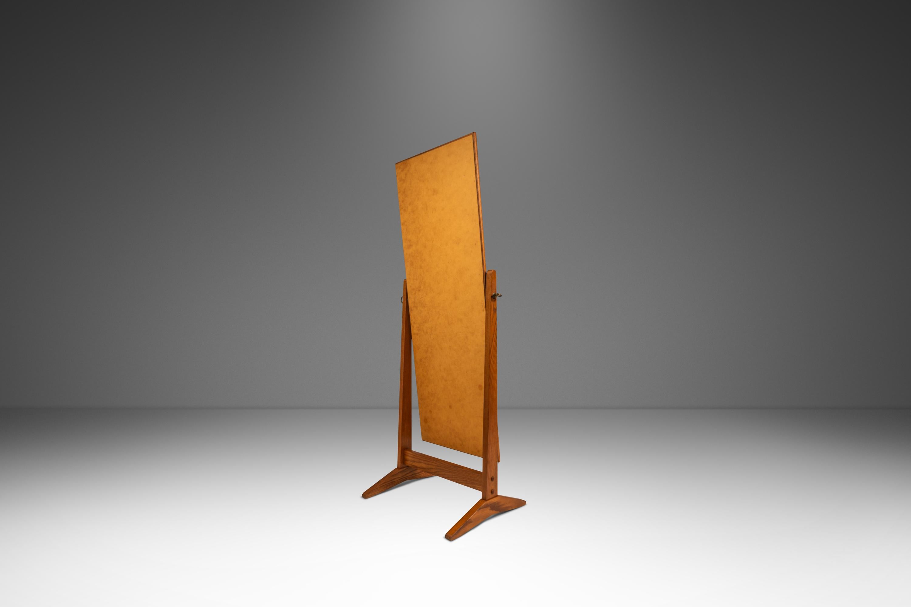 Danois Miroir de sol réglable en Oak massif d'après Pedersen & Hansen, Danemark, c.C. années 1960 en vente