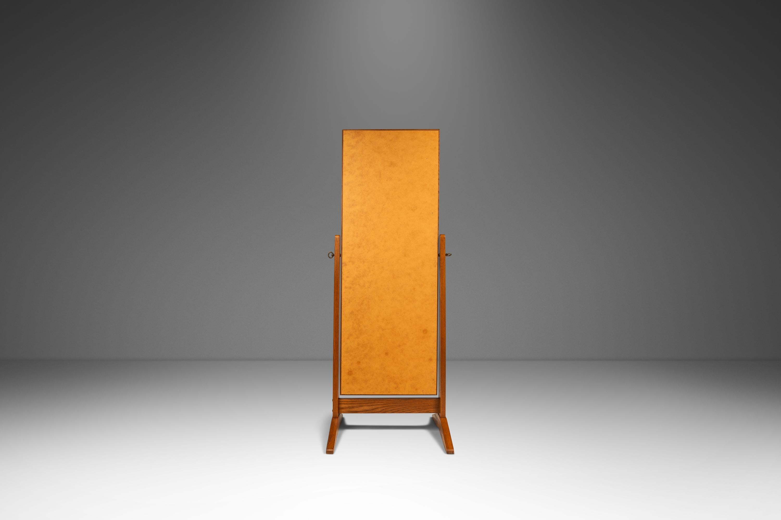 Miroir de sol réglable en Oak massif d'après Pedersen & Hansen, Danemark, c.C. années 1960 Bon état - En vente à Deland, FL