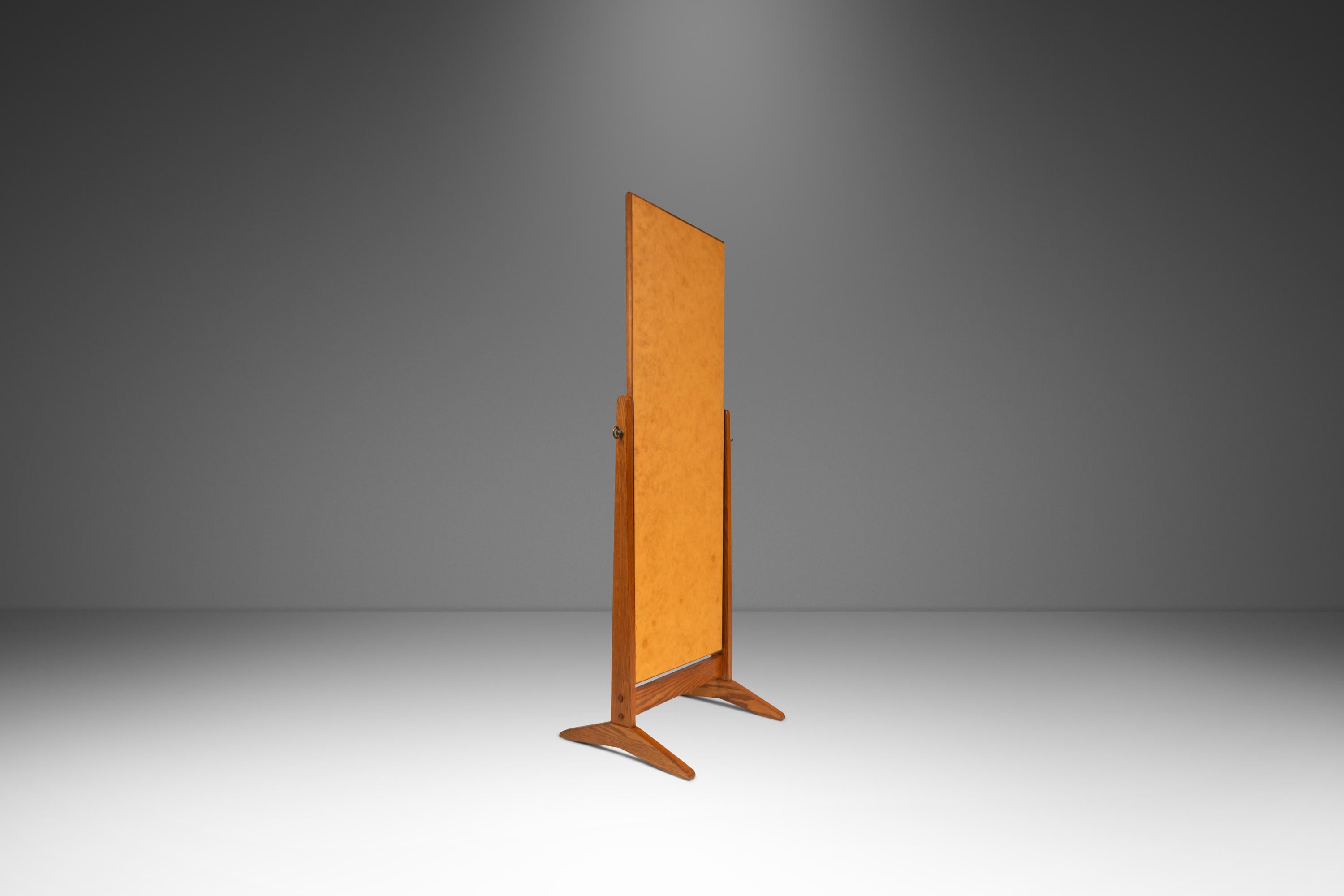 Milieu du XXe siècle Miroir de sol réglable en Oak massif d'après Pedersen & Hansen, Danemark, c.C. années 1960 en vente