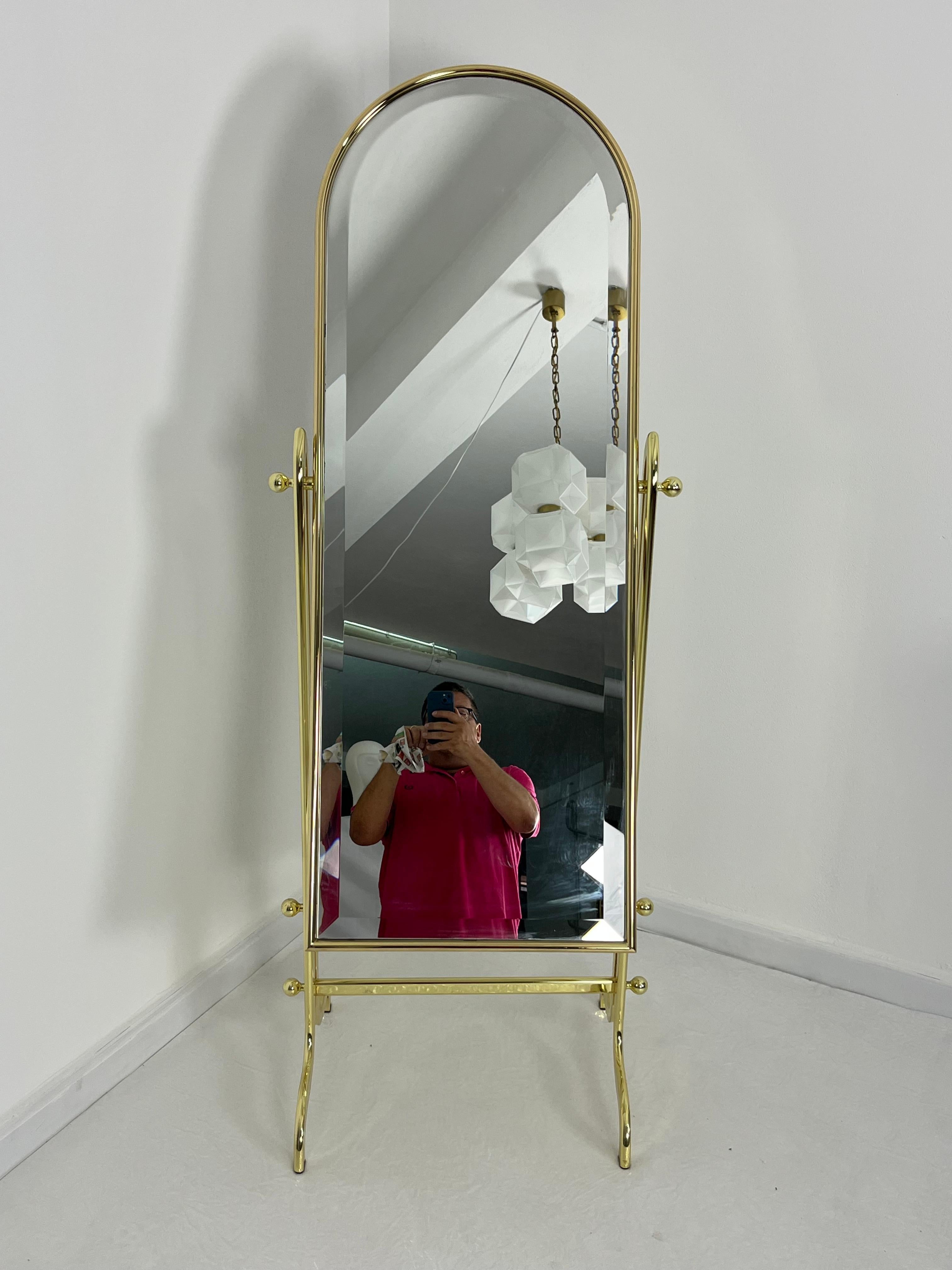 Miroir au sol réglable, fabriqué en Italie, années 1980
Un meuble extrêmement élégant qui peut être placé dans n'importe quelle pièce, intact et en bon état.
Métal doré.
