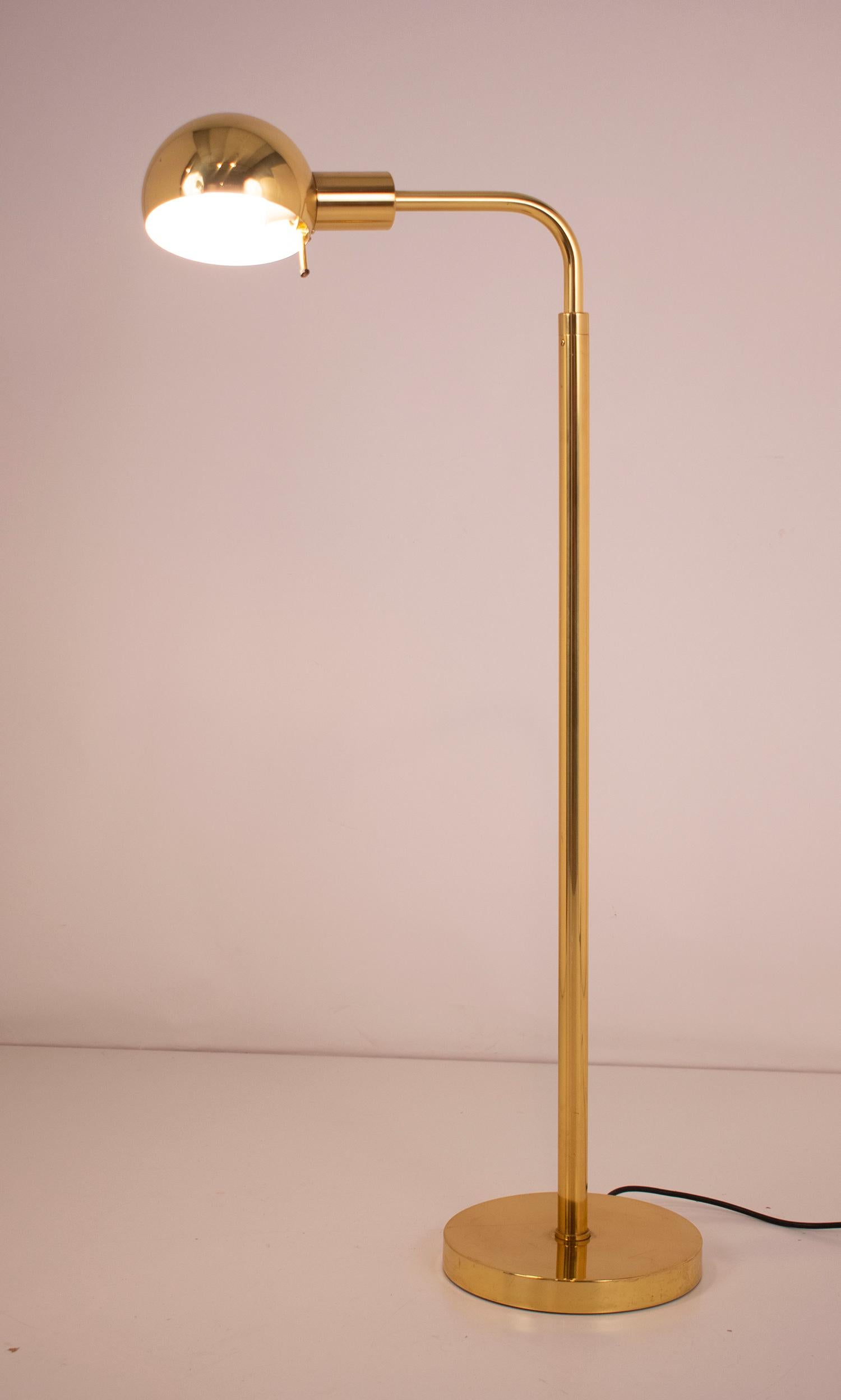 Adjustable floor reading lamp, brass, by. Metalarte for Hansen, Spain, 1960s
The maximum height is 140cm and the minimum height is 110cm.
  