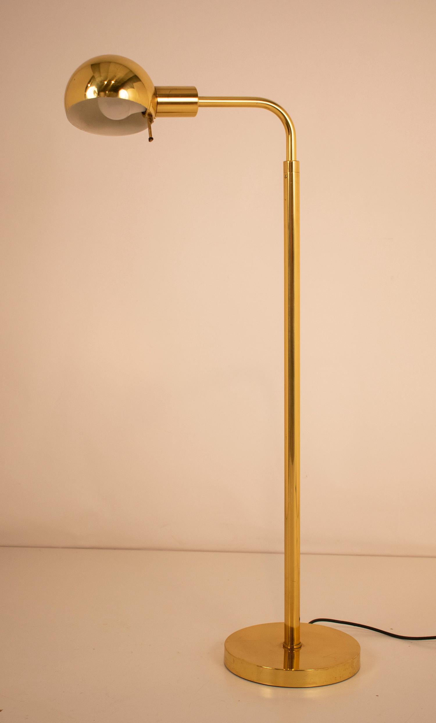 Mid-Century moderno Lampada da lettura da terra regolabile, ottone, di Metalarte per Hansen, Spagna, anni '60