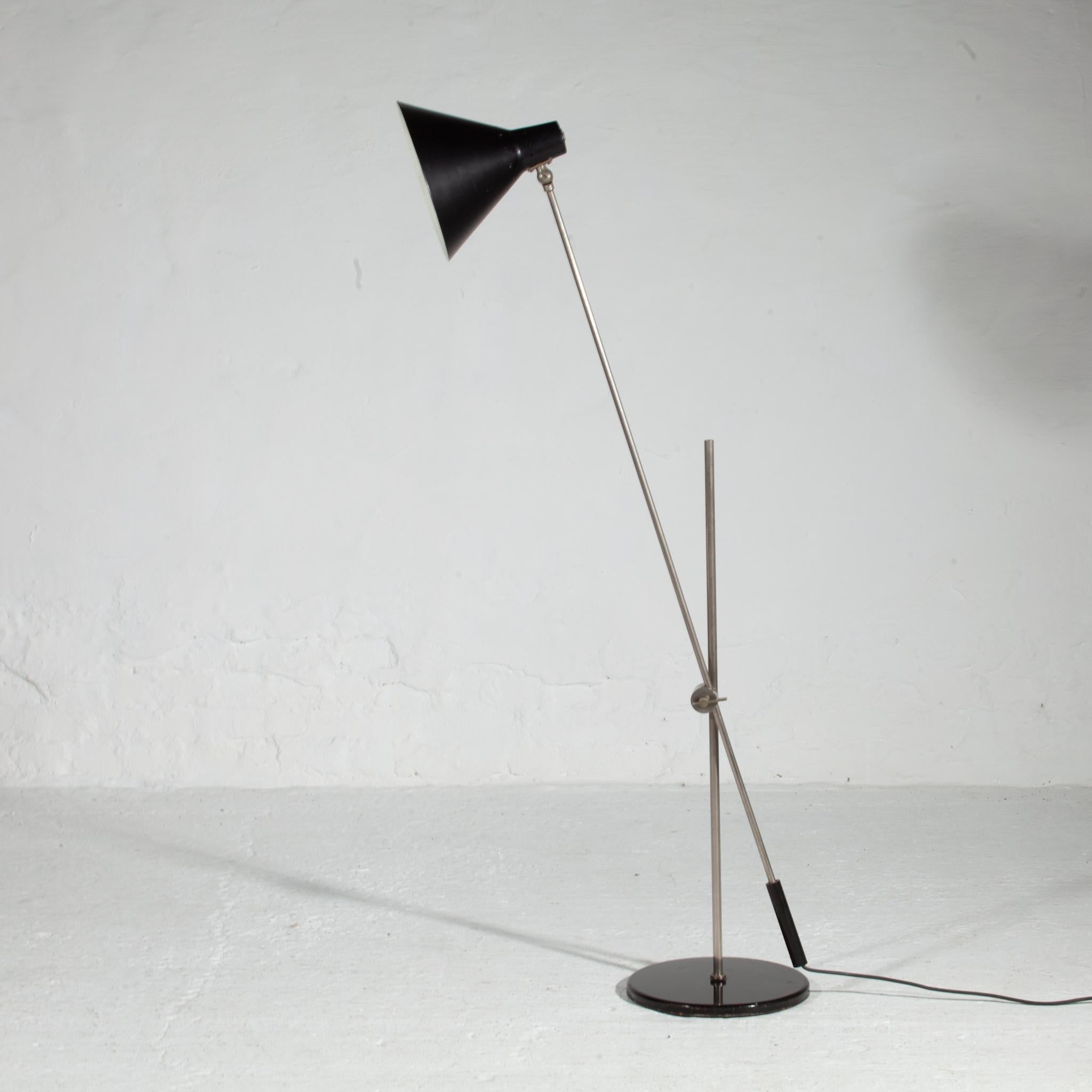 Vintage Artiforte floor-lamp, model ST416, designed by H.Fillekes in 1960 An early Dutch mid-century floor-lamp a fine example of classic understated Dutch modernist design. The heavily weighted base allows the lamp to balance in any position round,