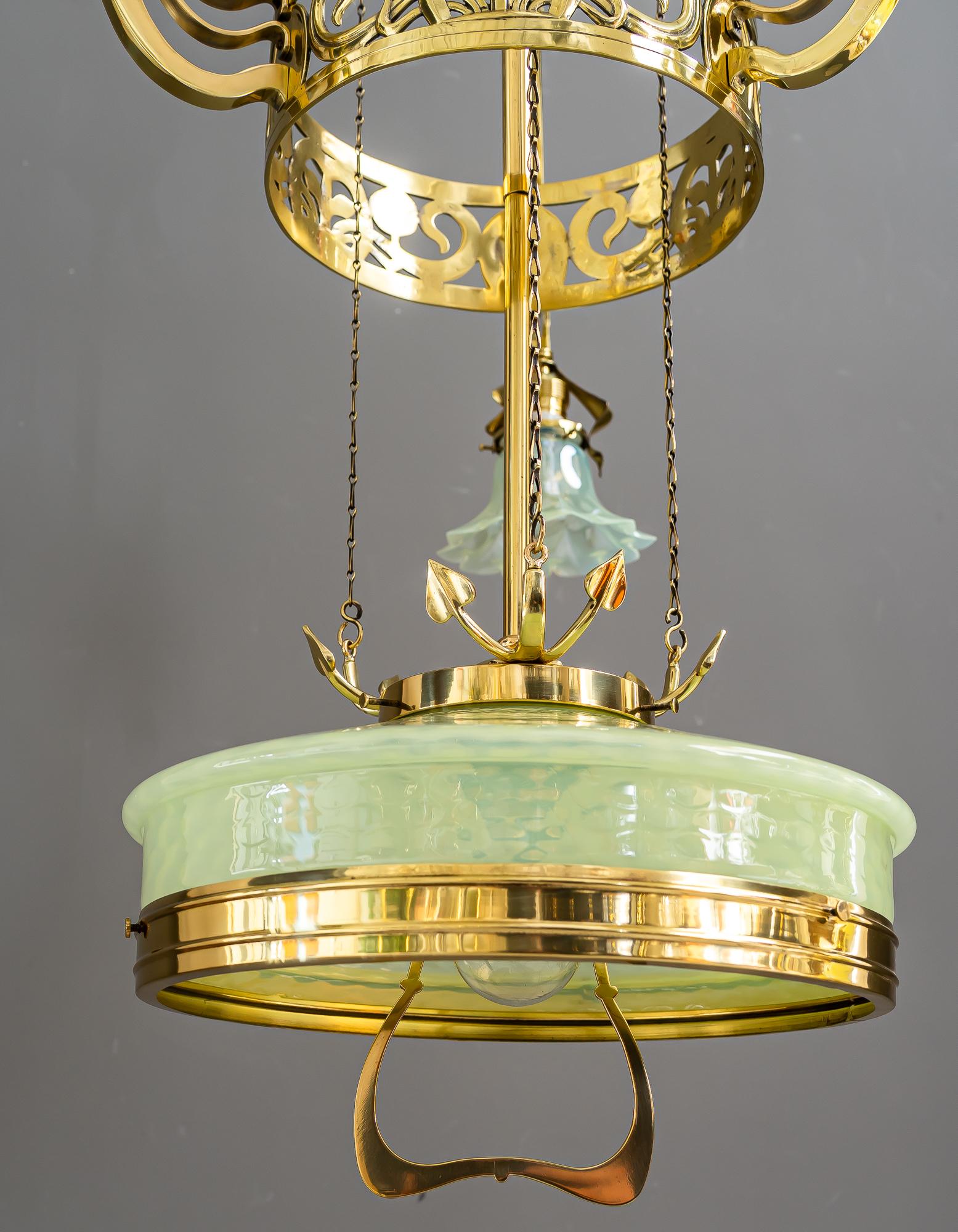 Lampadario regolabile in stile jugendstil floreale con paralumi in vetro opalino del 1910 circa in vendita 2