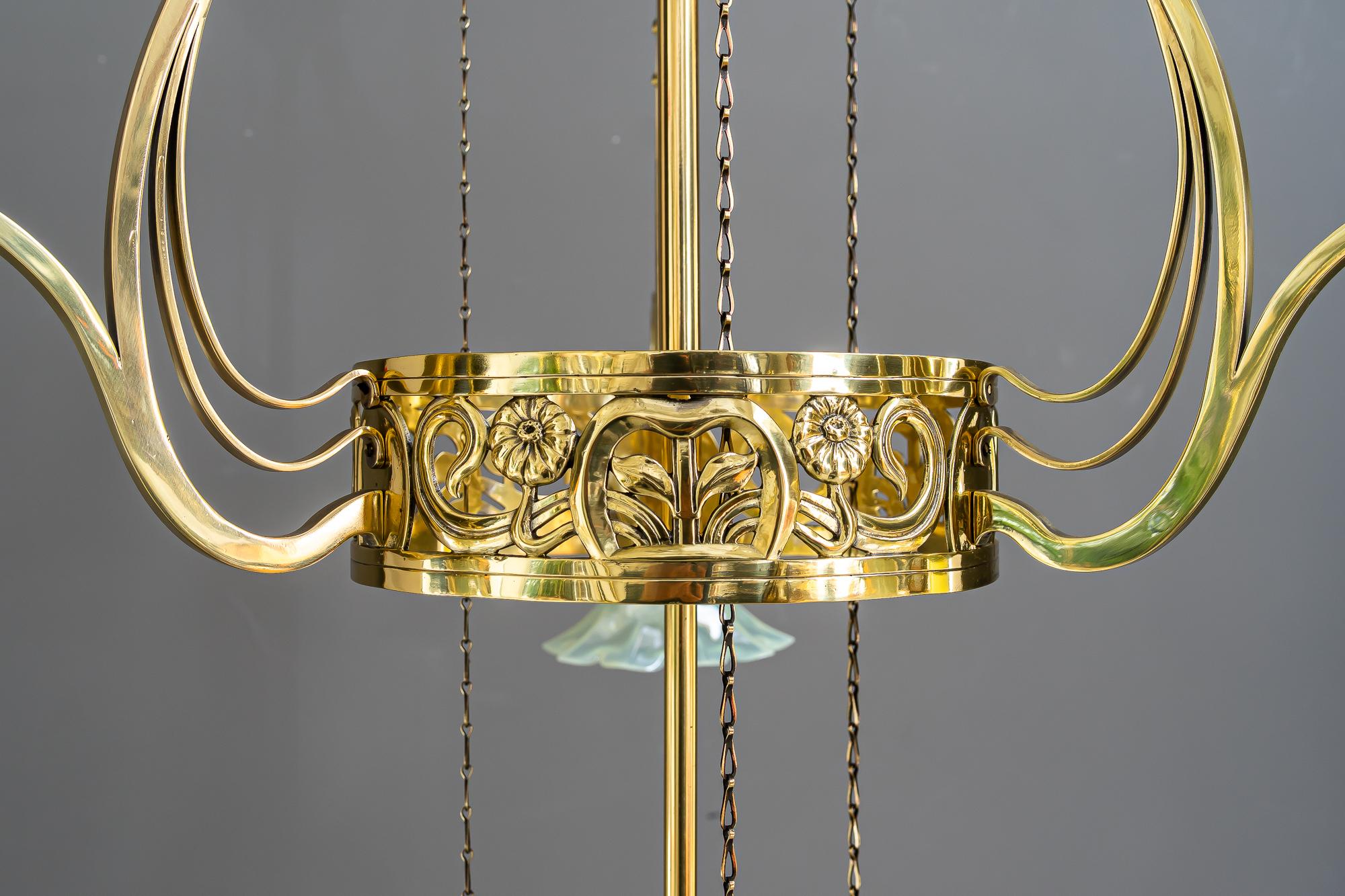 Lampadario regolabile in stile jugendstil floreale con paralumi in vetro opalino del 1910 circa in vendita 3