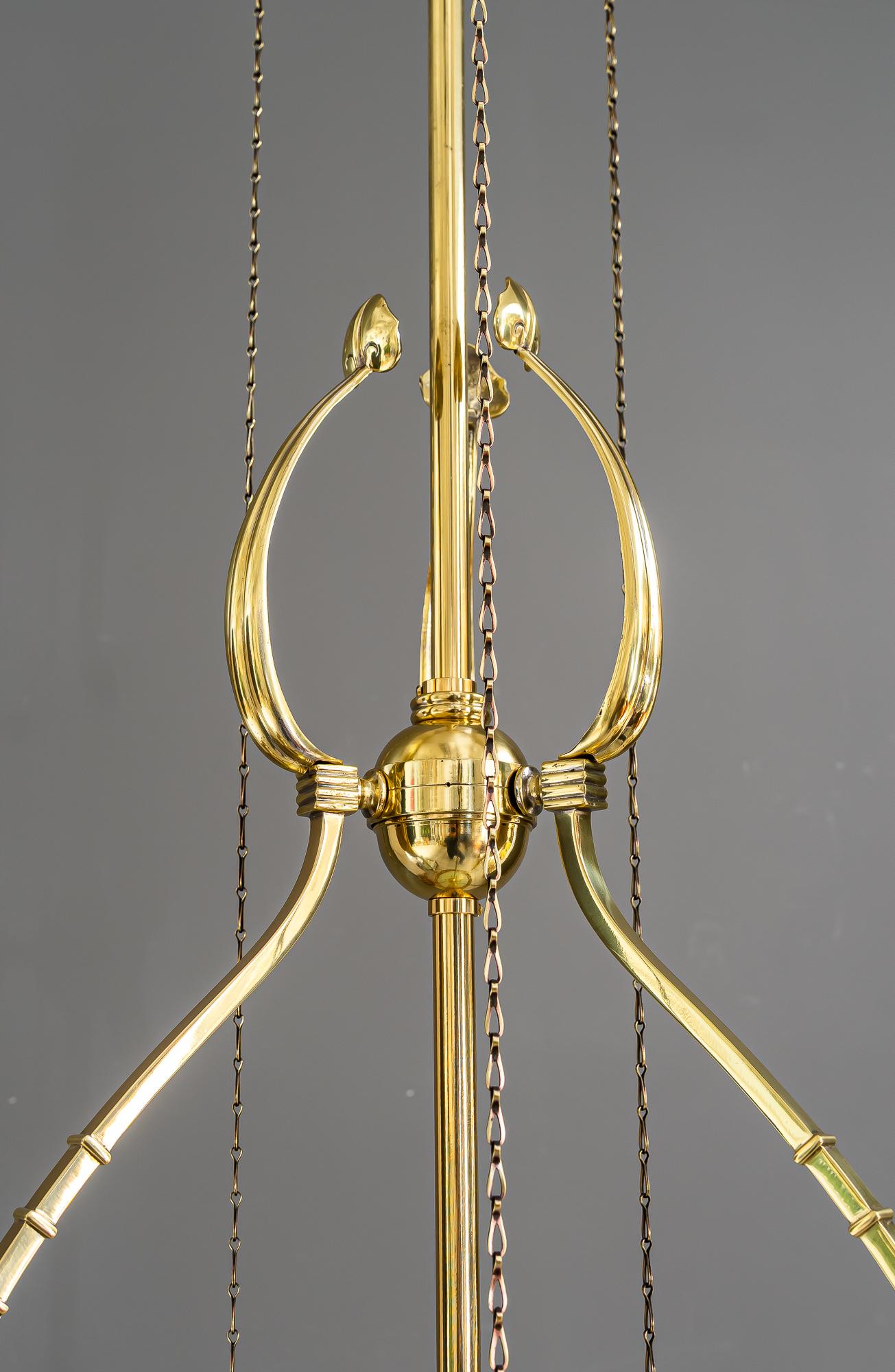Lampadario regolabile in stile jugendstil floreale con paralumi in vetro opalino del 1910 circa in vendita 4