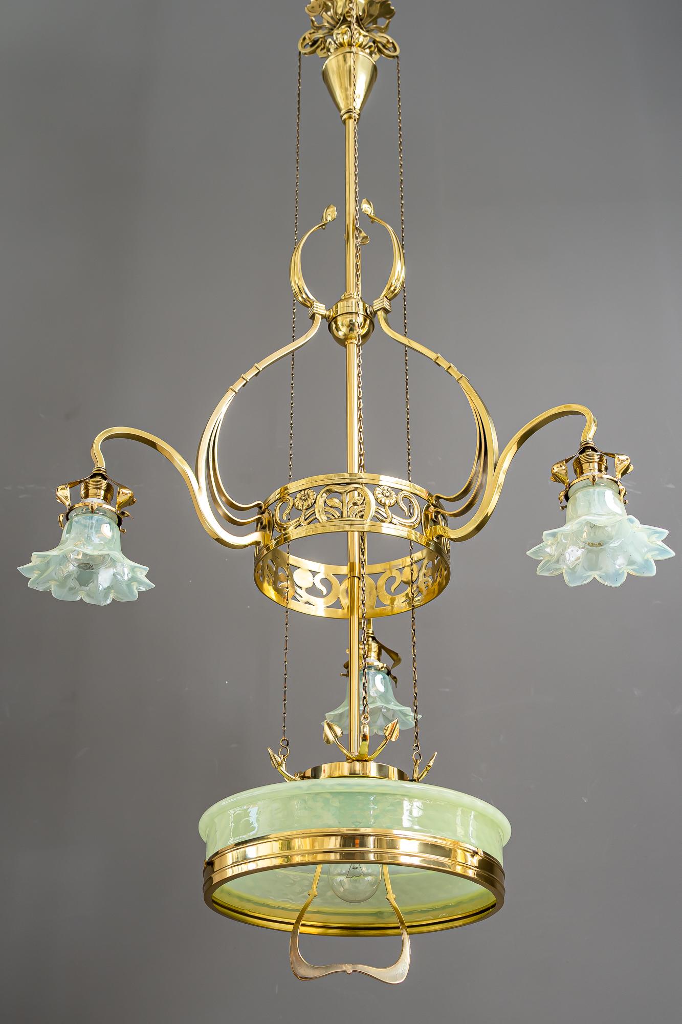 Lampadario regolabile in stile jugendstil floreale con paralumi in vetro opalino del 1910 circa in vendita 5
