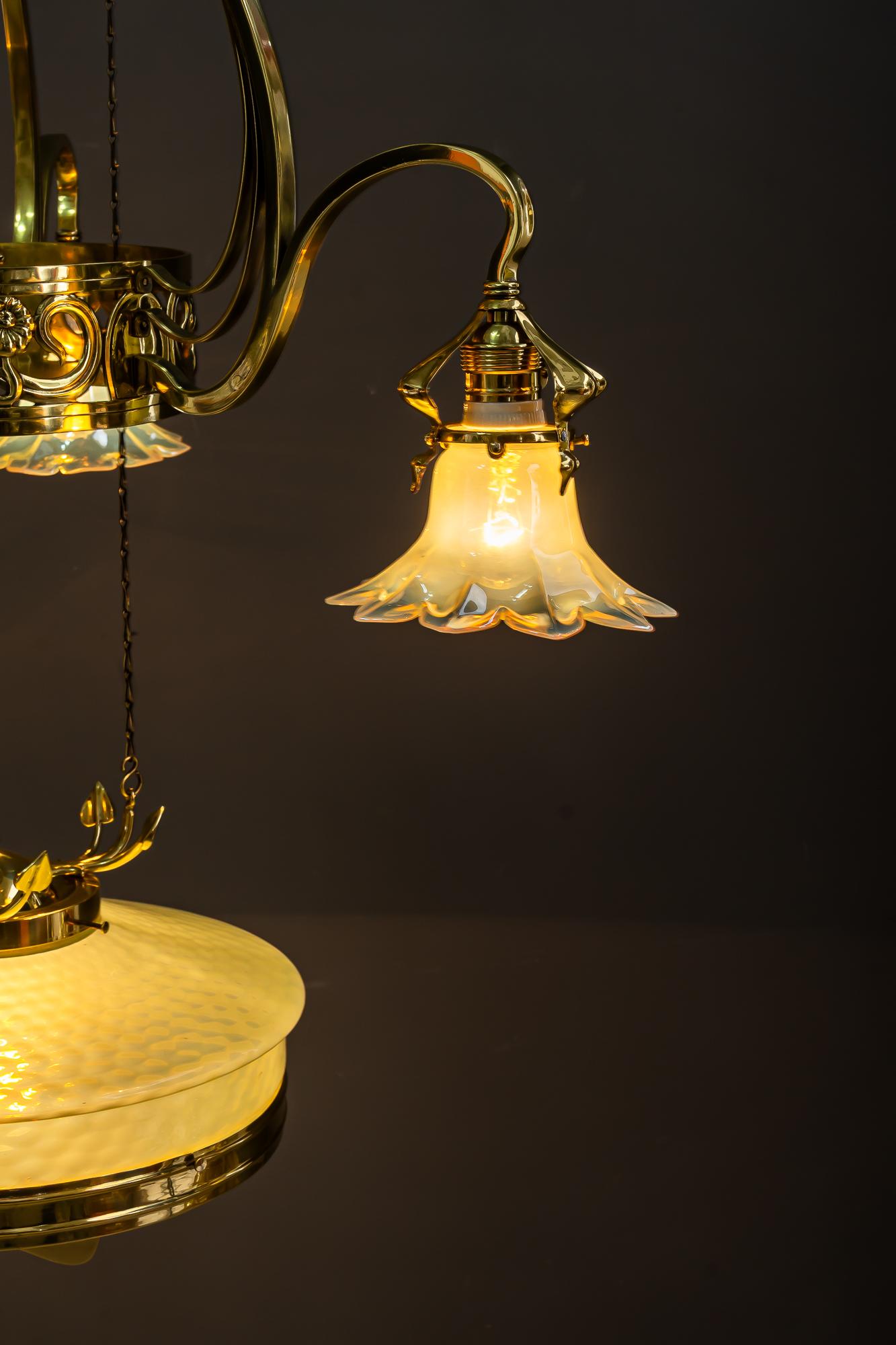 Lampadario regolabile in stile jugendstil floreale con paralumi in vetro opalino del 1910 circa in vendita 6