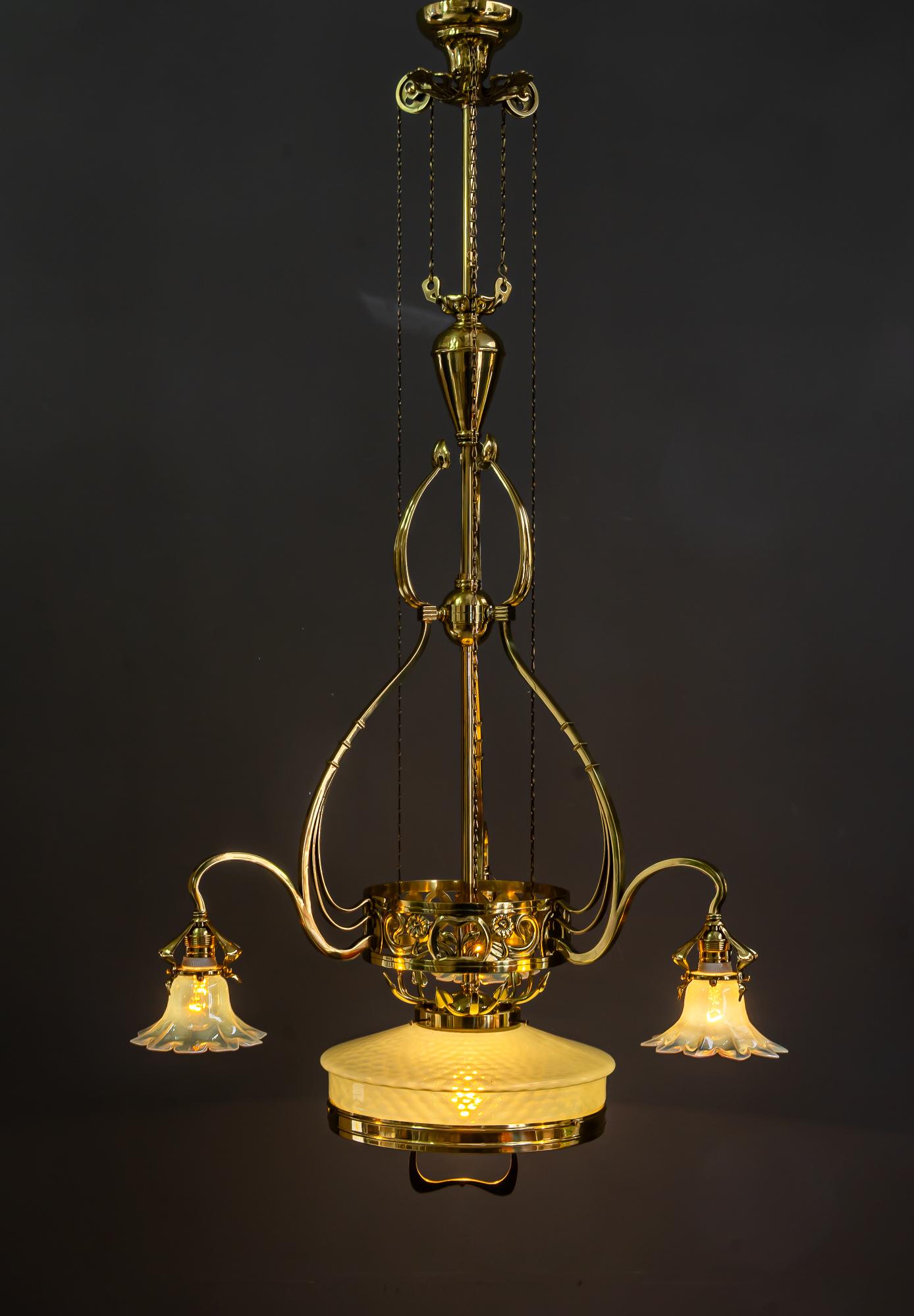 Lampadario regolabile in stile jugendstil floreale con paralumi in vetro opalino del 1910 circa in vendita 7