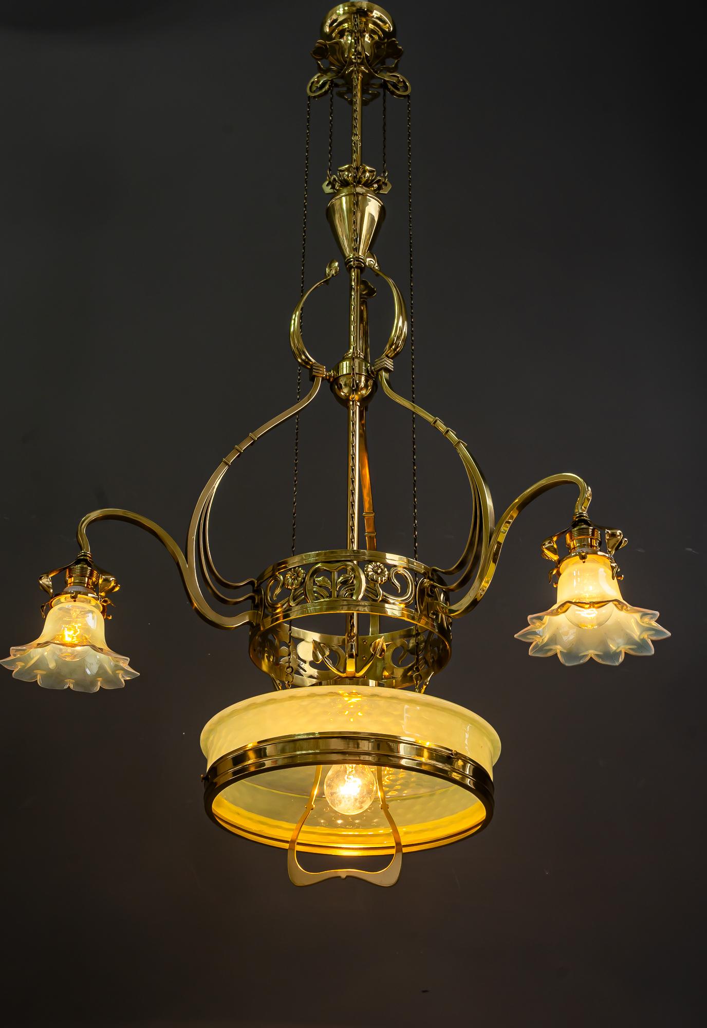 Lampadario regolabile in stile jugendstil floreale con paralumi in vetro opalino del 1910 circa in vendita 9