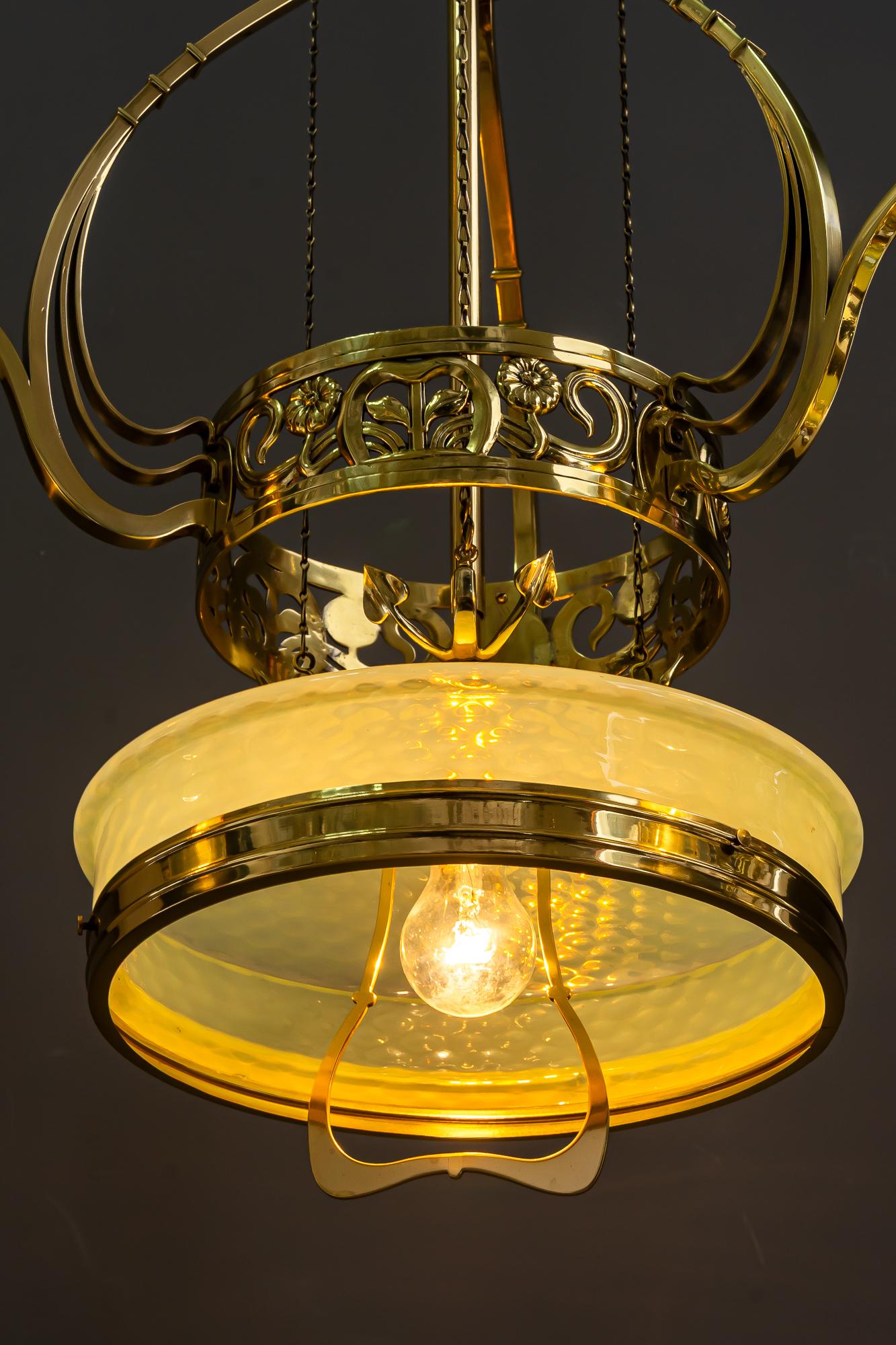 Lampadario regolabile in stile jugendstil floreale con paralumi in vetro opalino del 1910 circa in vendita 10