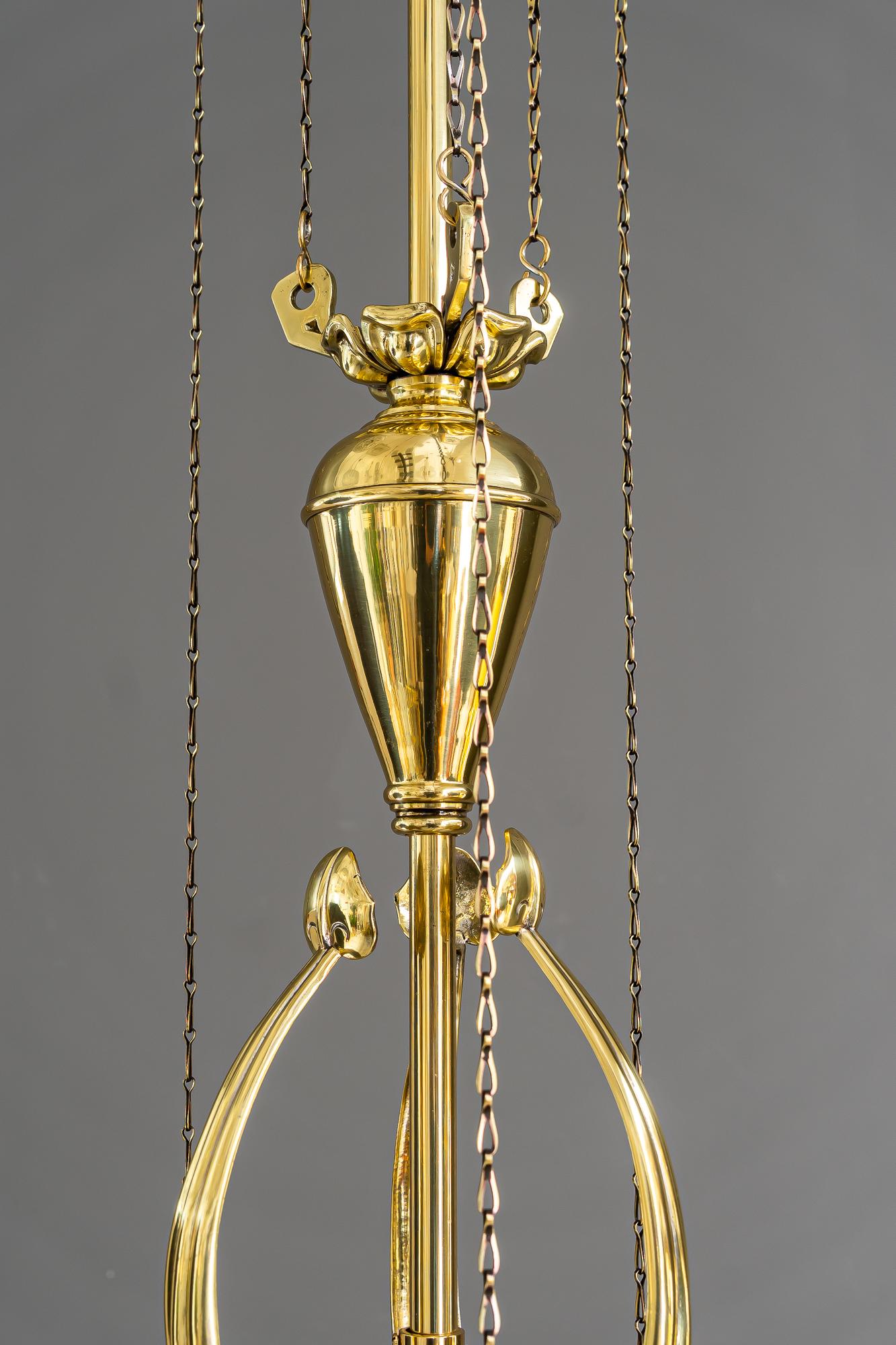 Austriaco Lampadario regolabile in stile jugendstil floreale con paralumi in vetro opalino del 1910 circa in vendita
