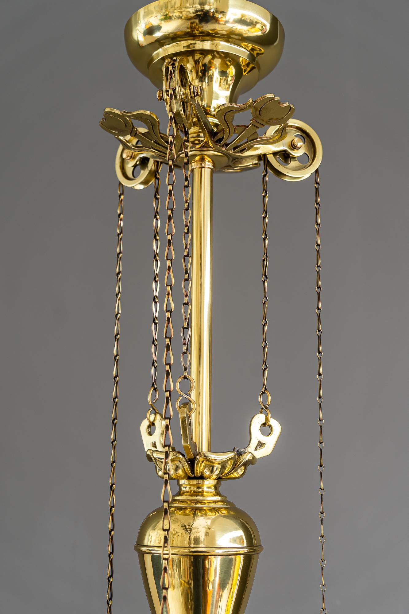 Laccato Lampadario regolabile in stile jugendstil floreale con paralumi in vetro opalino del 1910 circa in vendita