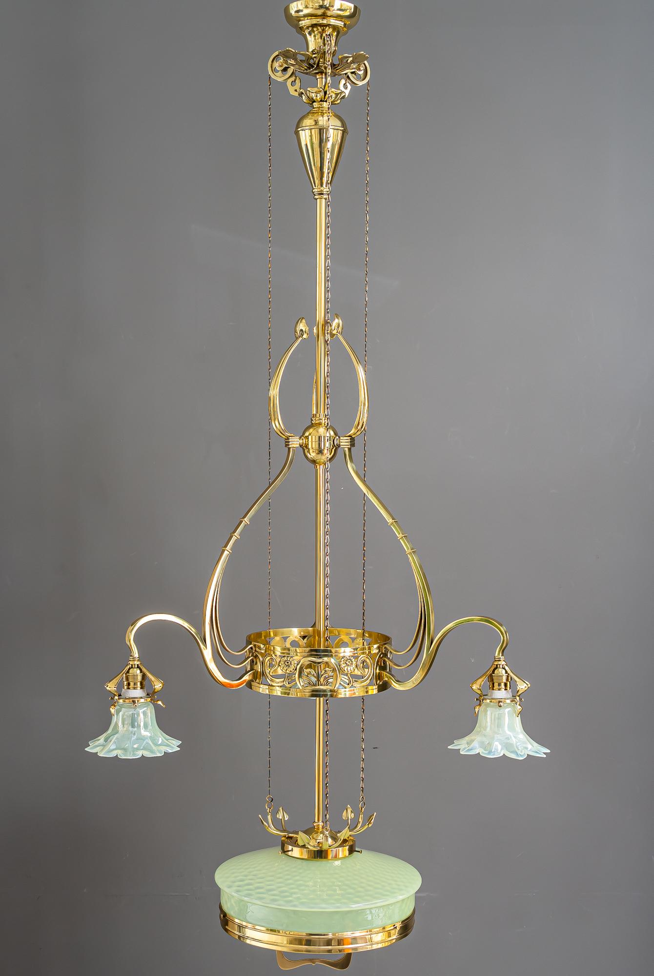 Lampadario regolabile in stile jugendstil floreale con paralumi in vetro opalino del 1910 circa In condizioni buone in vendita a Wien, AT