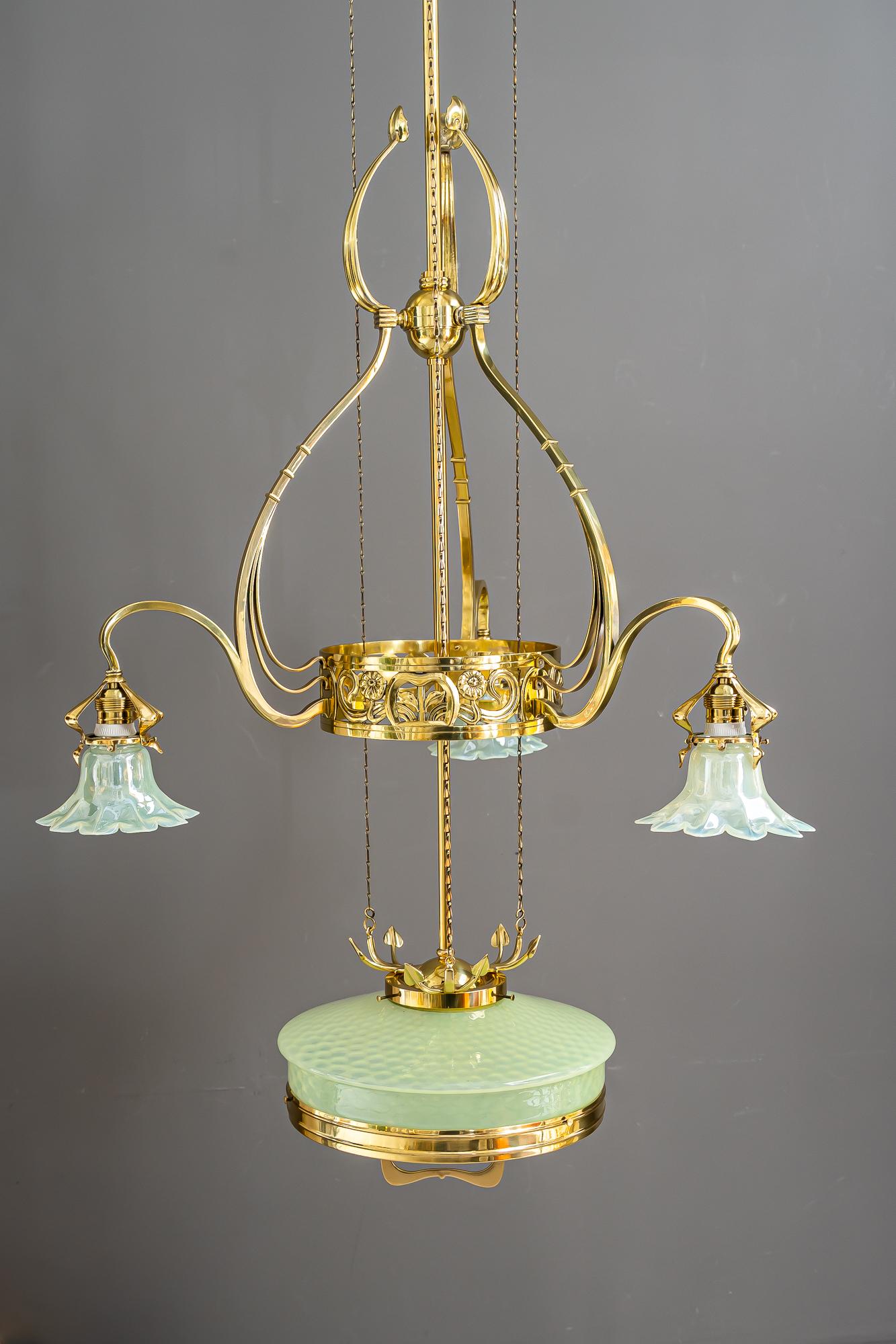 Inizio XX secolo Lampadario regolabile in stile jugendstil floreale con paralumi in vetro opalino del 1910 circa in vendita