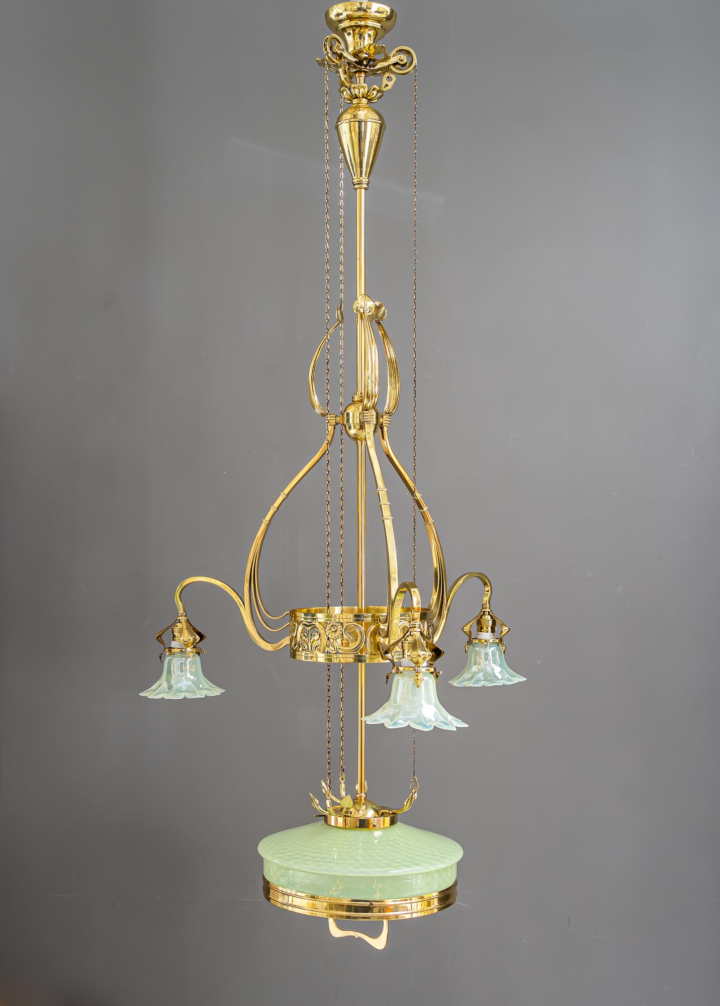 Ottone Lampadario regolabile in stile jugendstil floreale con paralumi in vetro opalino del 1910 circa in vendita
