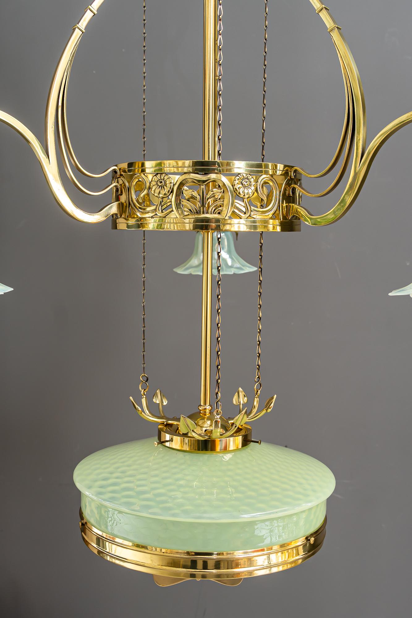 Lampadario regolabile in stile jugendstil floreale con paralumi in vetro opalino del 1910 circa in vendita 1