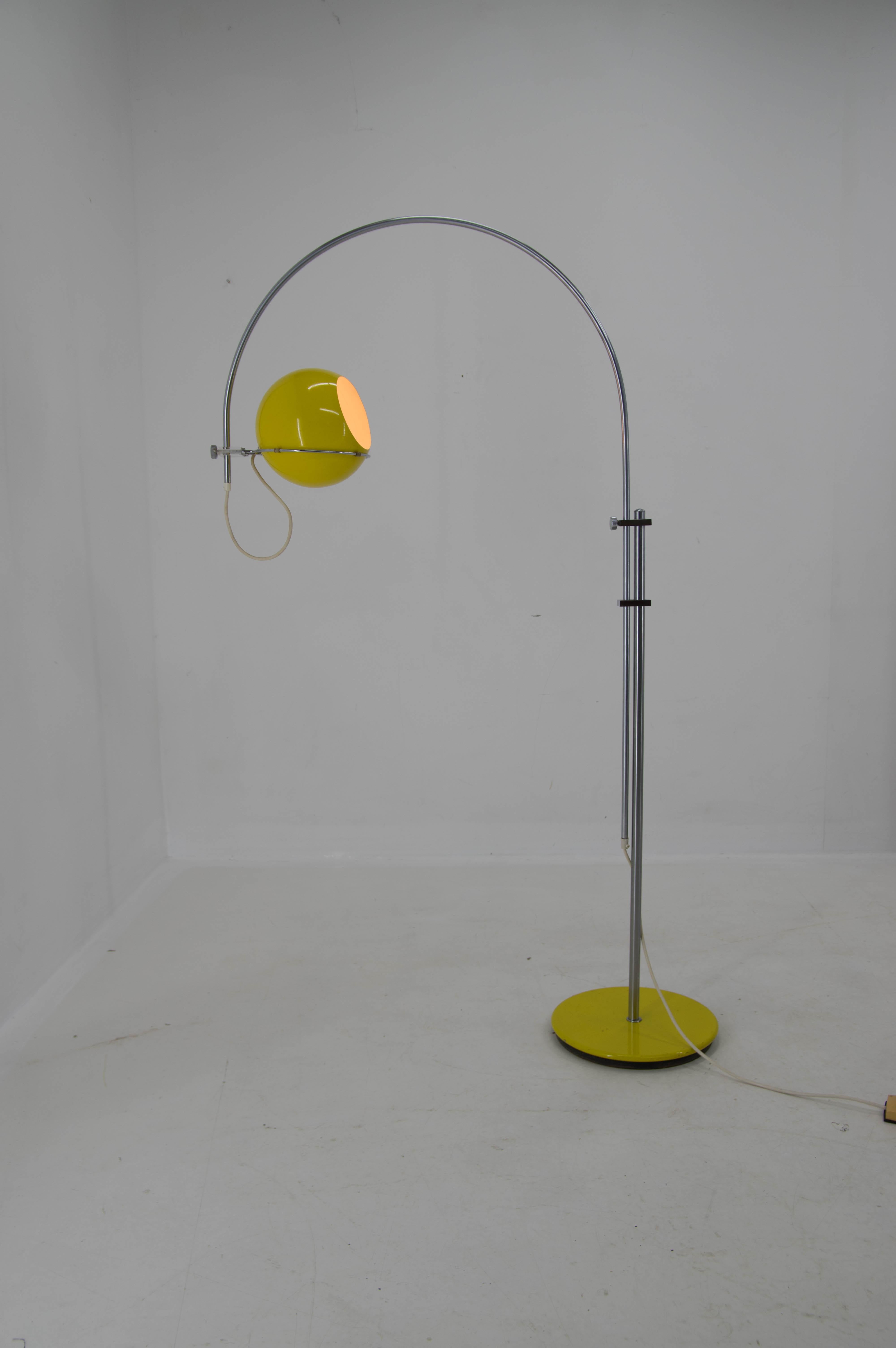 Eye-ball arc floor lamp by GEPO Amsterdam with adjustable shade.
Max height: 165cm.
Wide adjustment range with eye ball shade.
Very good original condition.
1x60W, E25-E27 bulb
US plug adapter included
Shipping quote on request.
 