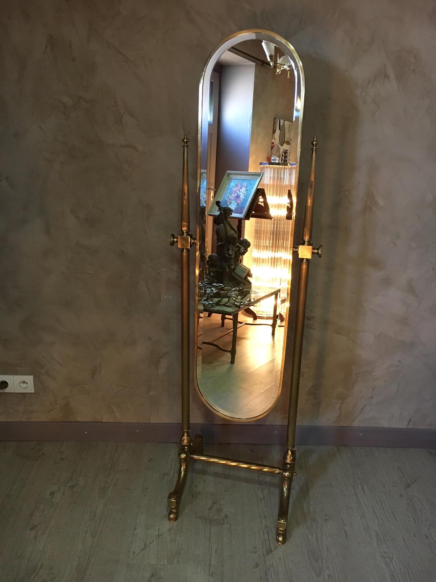 Beautiful adjustable gilted brass psyche mirror from the 1950s.
Beveled glass.
Good condition.
Felt at the back.