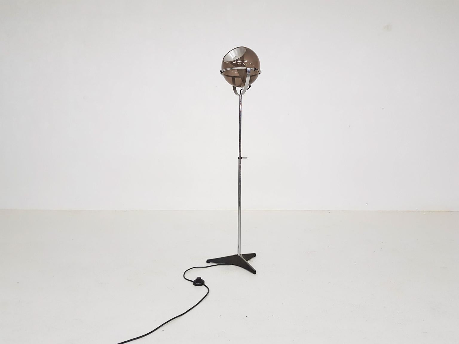 Brown glass globe floor lamp by Frank Ligtelijn for RAAK, Dutch design 1961.

Beautiful floor lamp from RAAK. The floor lamp features a glass globe on a metal stand. Because the globe rests in the stand, it can positioned in various angles. The