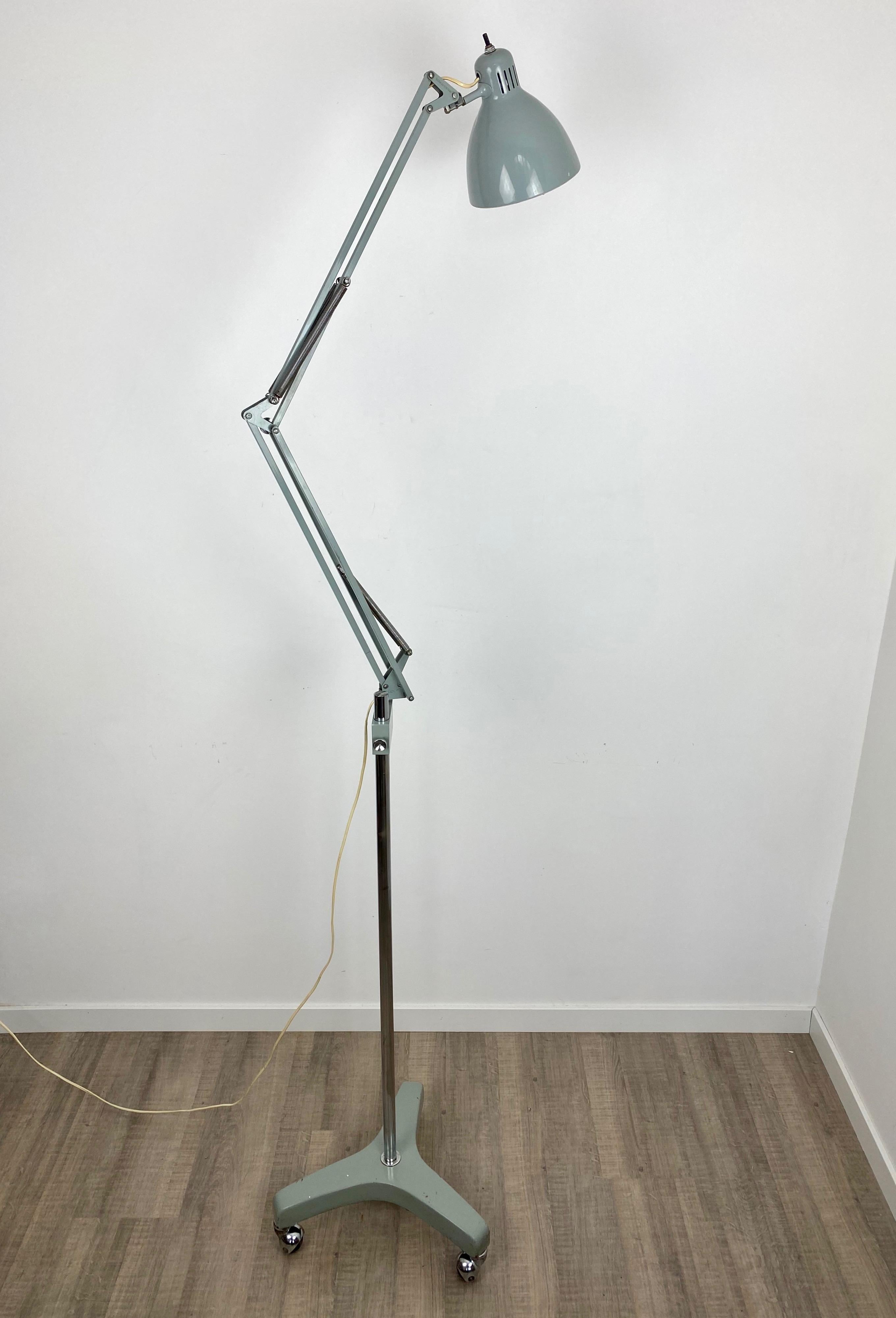 A floor lamp designed by Arne Jacobsen for Luxo Lamp (signed), basement with castors. Adjustable height and grade. Lacquered and chromed metal, aluminium diffuser. Model: Naska Loris. Manufactured in Norway, 1950s.